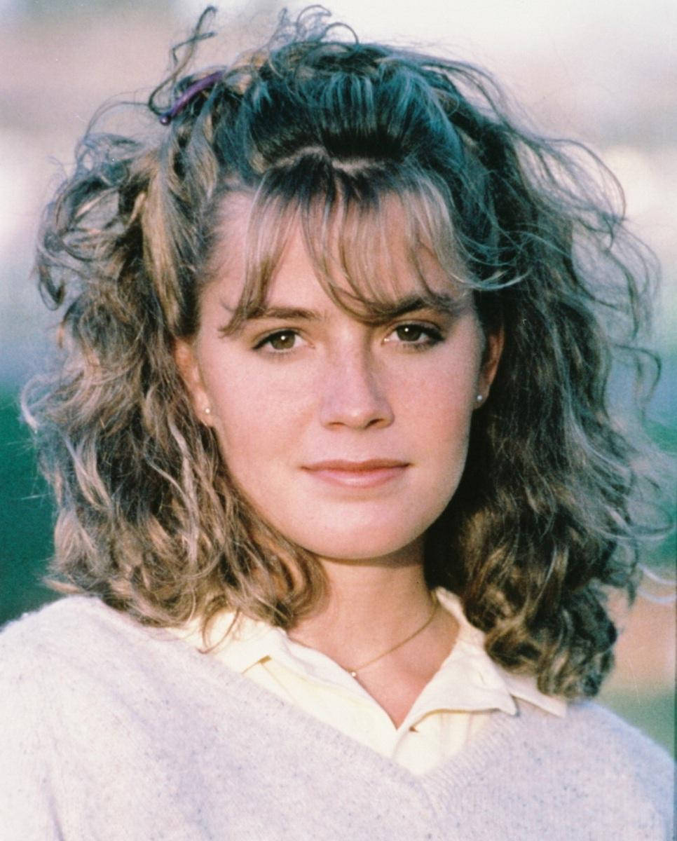 966x1200 Download Close Up View Of Young Elisabeth Shue Smirking Wallpaper
