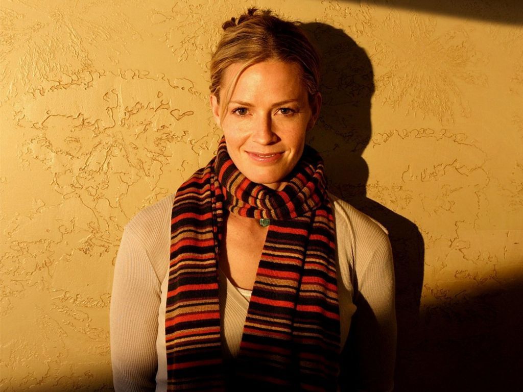 1024x768 Of Men and Mavericks Lands Elisabeth Shue And Abigail Spencer In It's Wave