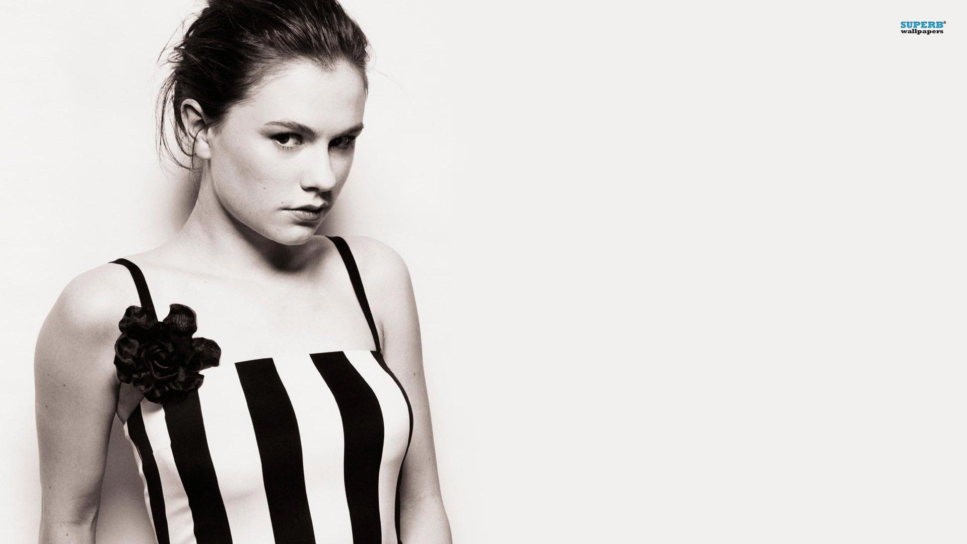 1920x1080 Anna Paquin HD Wallpaper: A Striking Celebrity Portrait