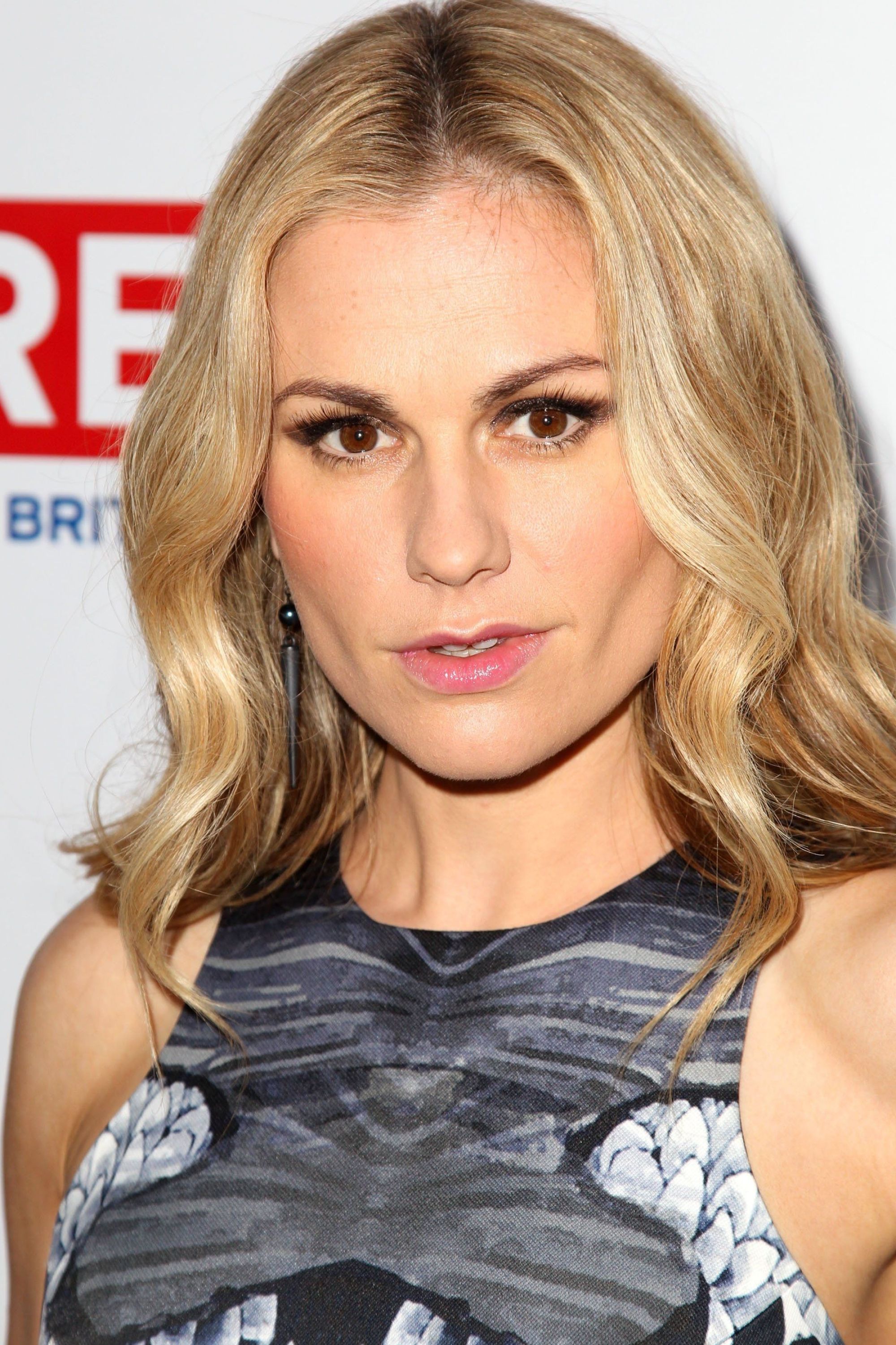 2000x3000 Anna Paquin Wallpaper
