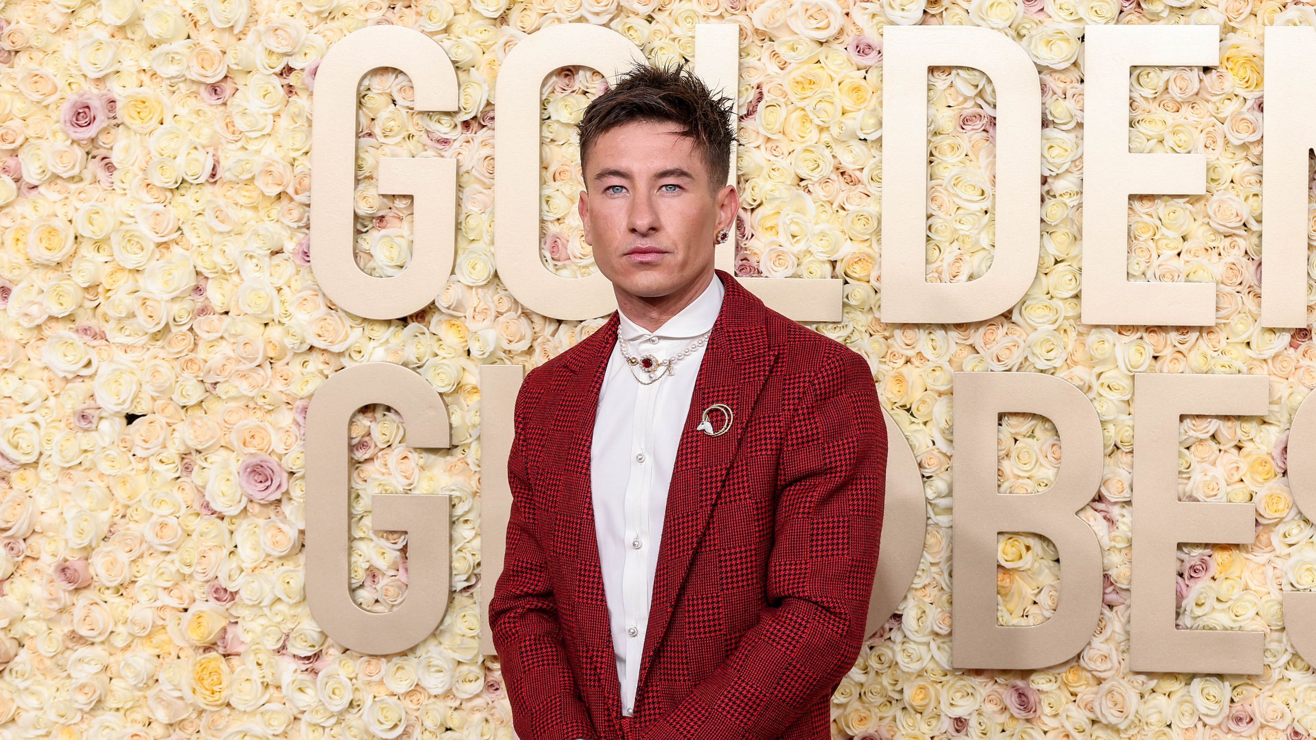 2560x1440 Barry Keoghan has graves fainting en masse at the Golden Globes 2024