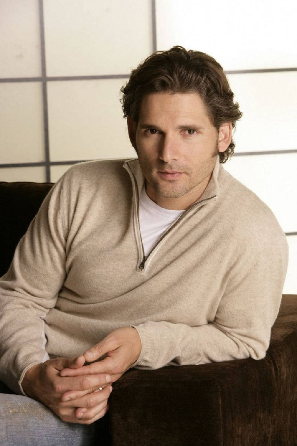 980x1470 Download Actor Eric Bana Wearing A Jacket Wallpaper