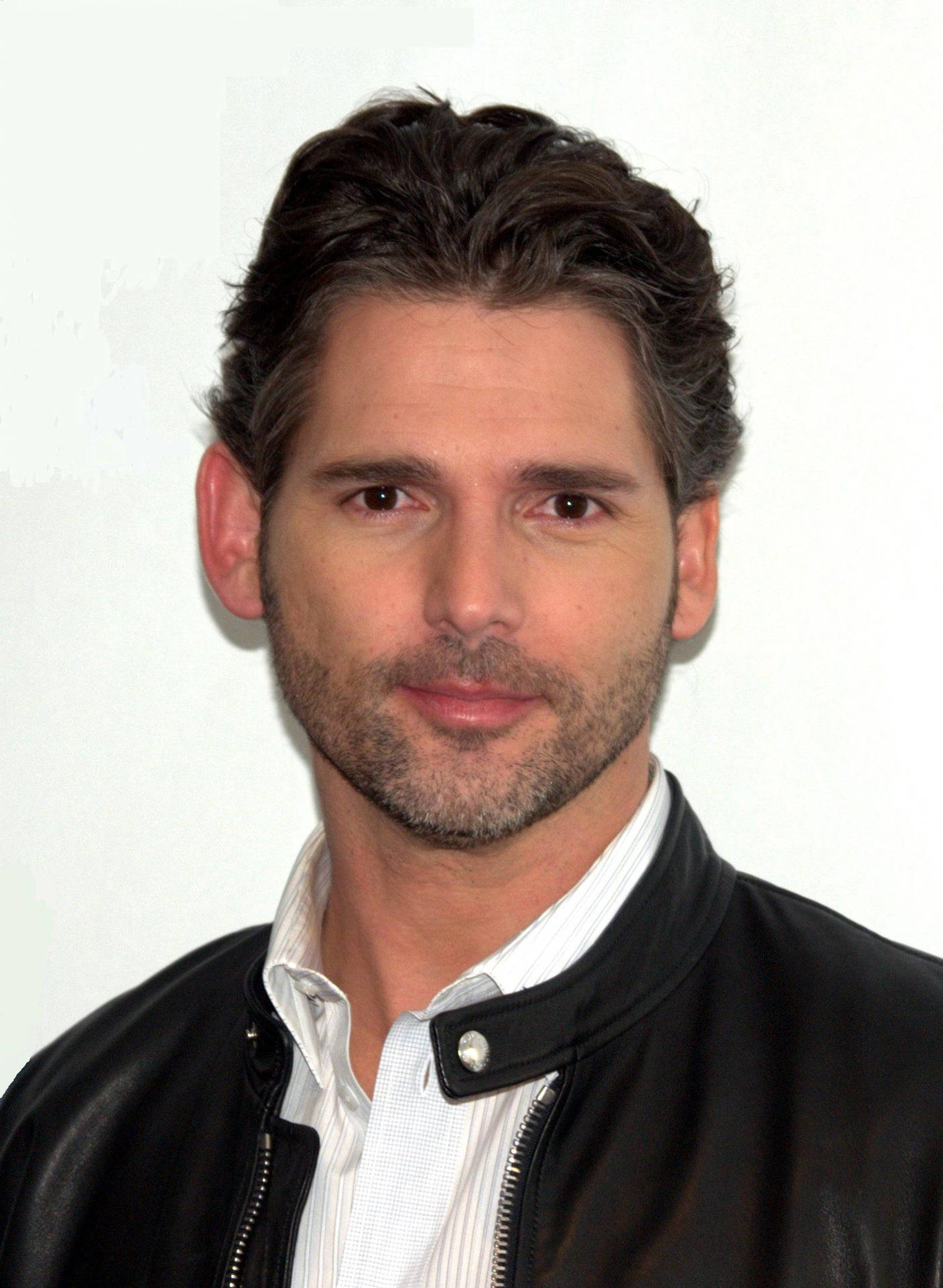 1407x1920 Download Portrait Of Eric Bana Wallpaper