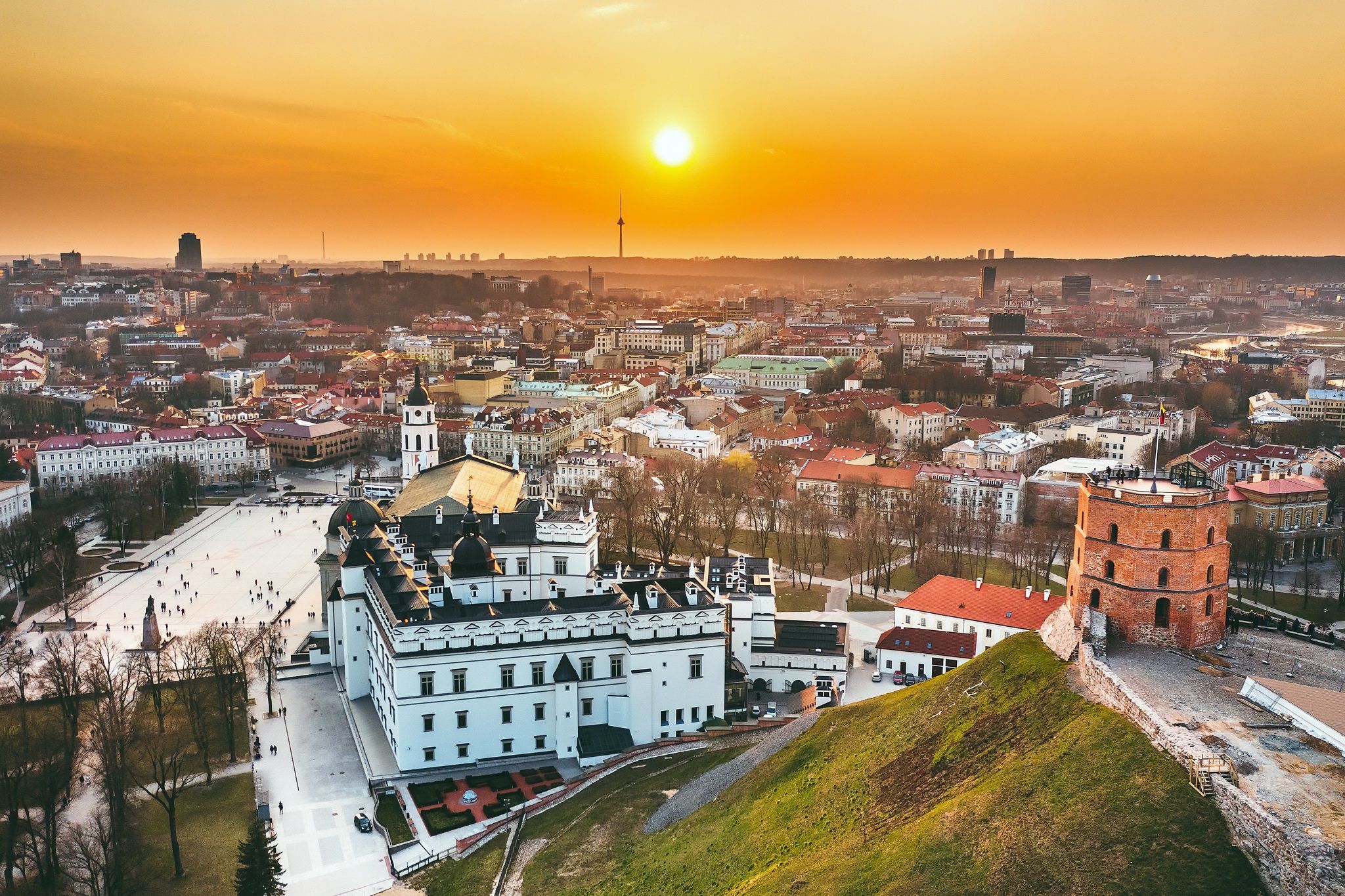 2048x1365 Wallpaper Lithuania, Vilnius, Gediminas castle, The palace for mobile and desktop, section город, resolution 2048x1365