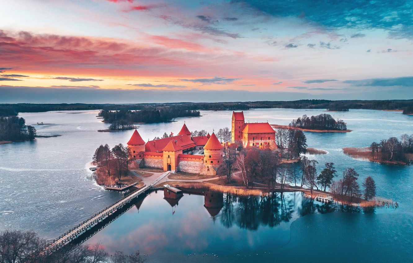 1332x850 Trakai Lithuania Wallpaper