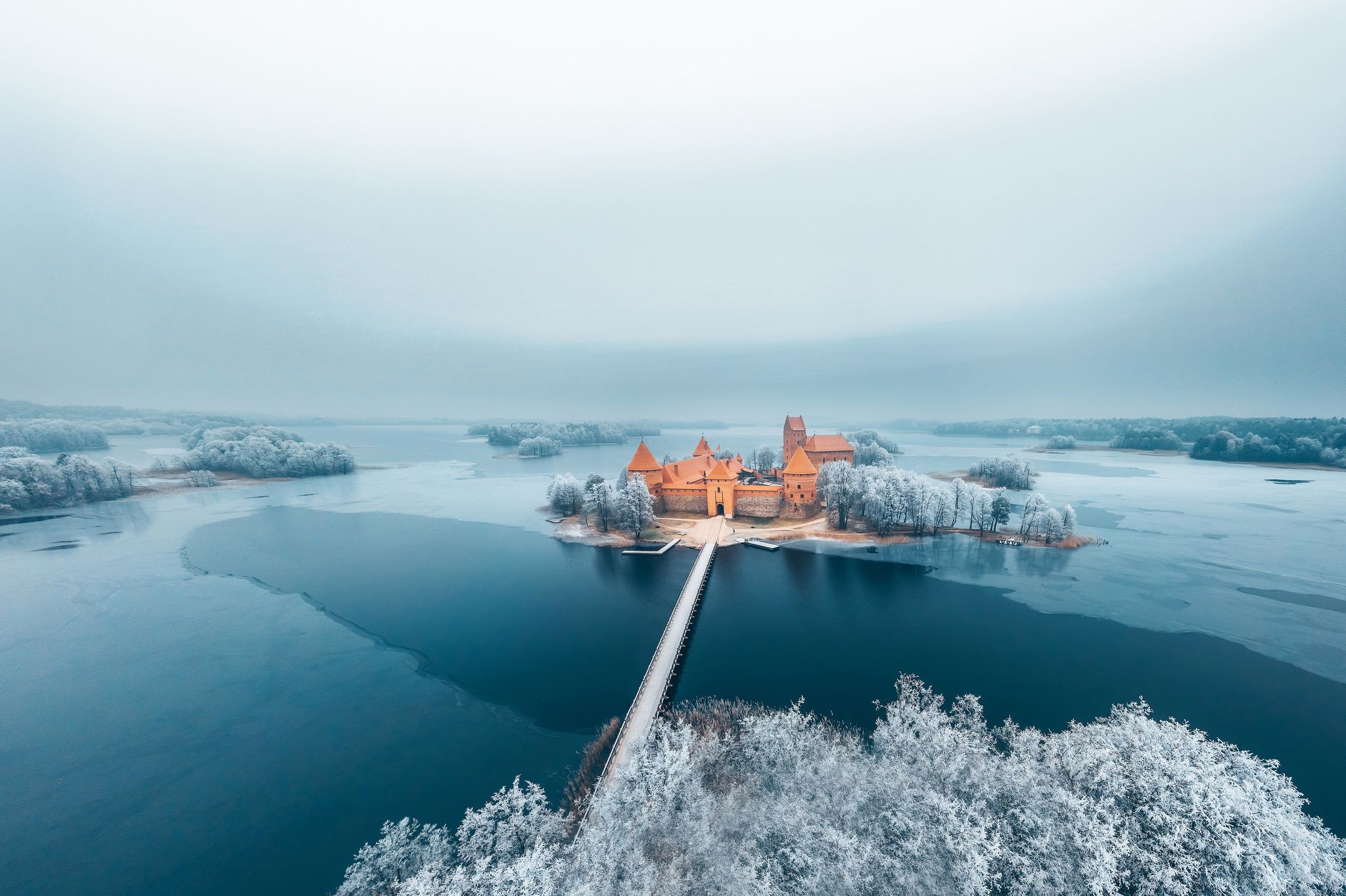 2048x1365 Wallpaper winter, castle, Trakai, Lithuania for mobile and desktop, section пейзажи, resolution 2048x1365