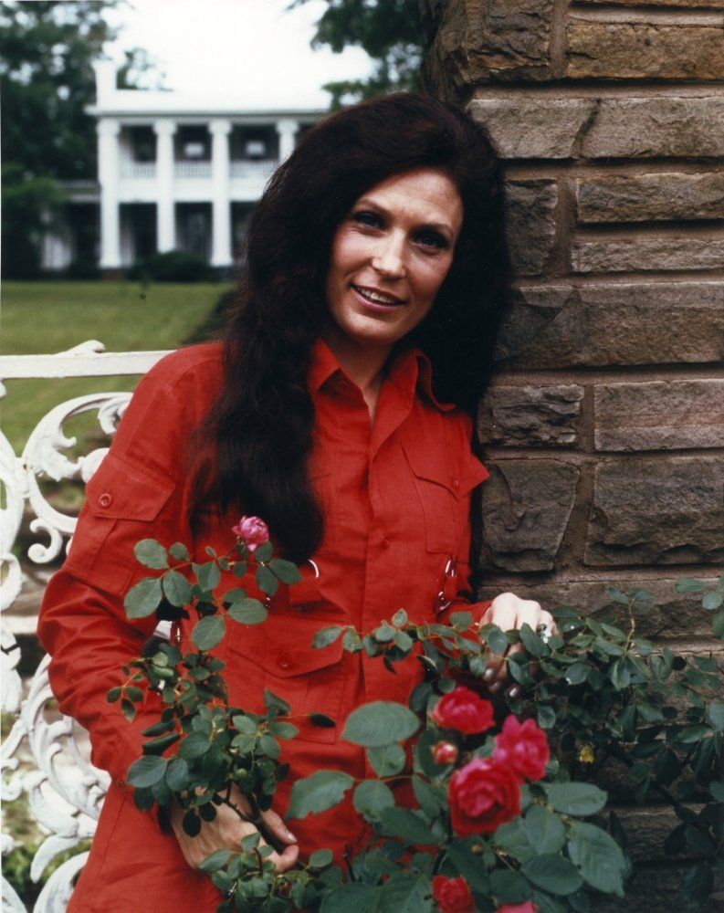 793x1000 Loretta Lynn in Red Dress Photo Print (8 x 10): Posters & Prints