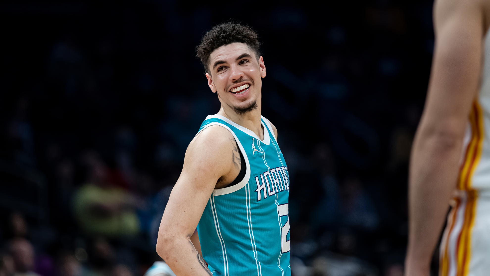 1980x1114 LaMelo Ball Charlotte Hornets HD Desktop Wallpaper