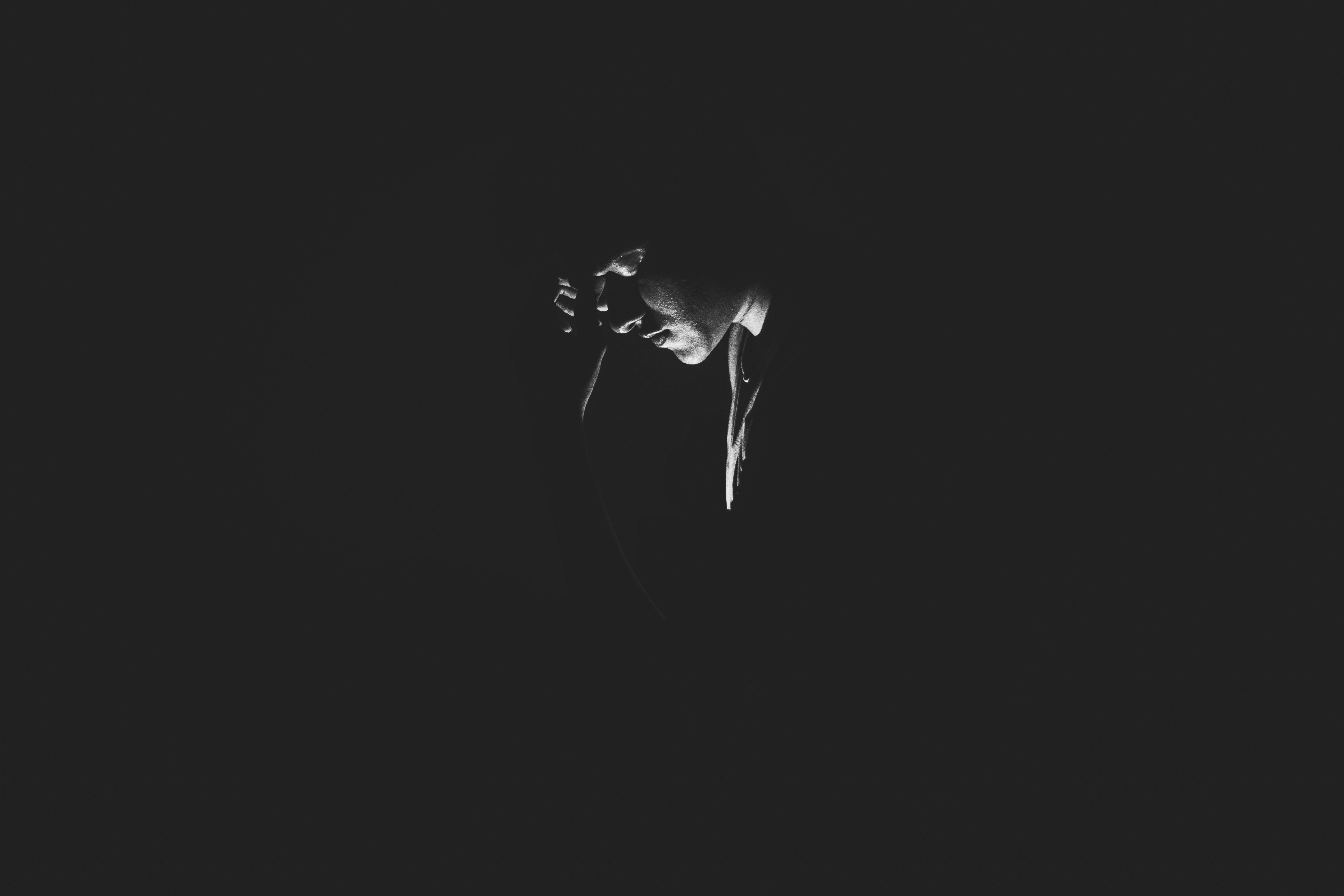 6000x4000 Monochrome Photography of Person On Dark Room · Free