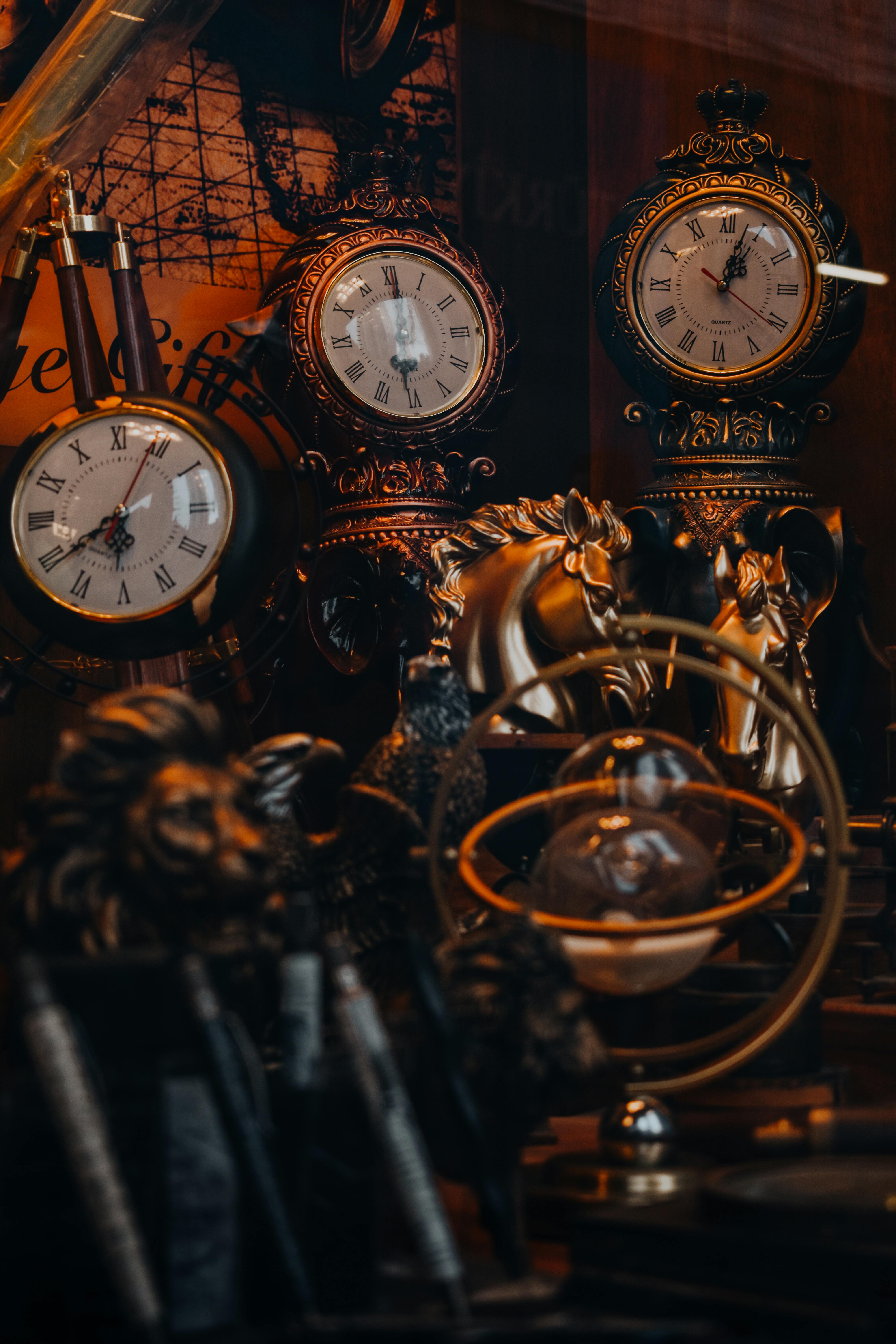 4000x6000 Antique Clocks and Items in a Shop · Free