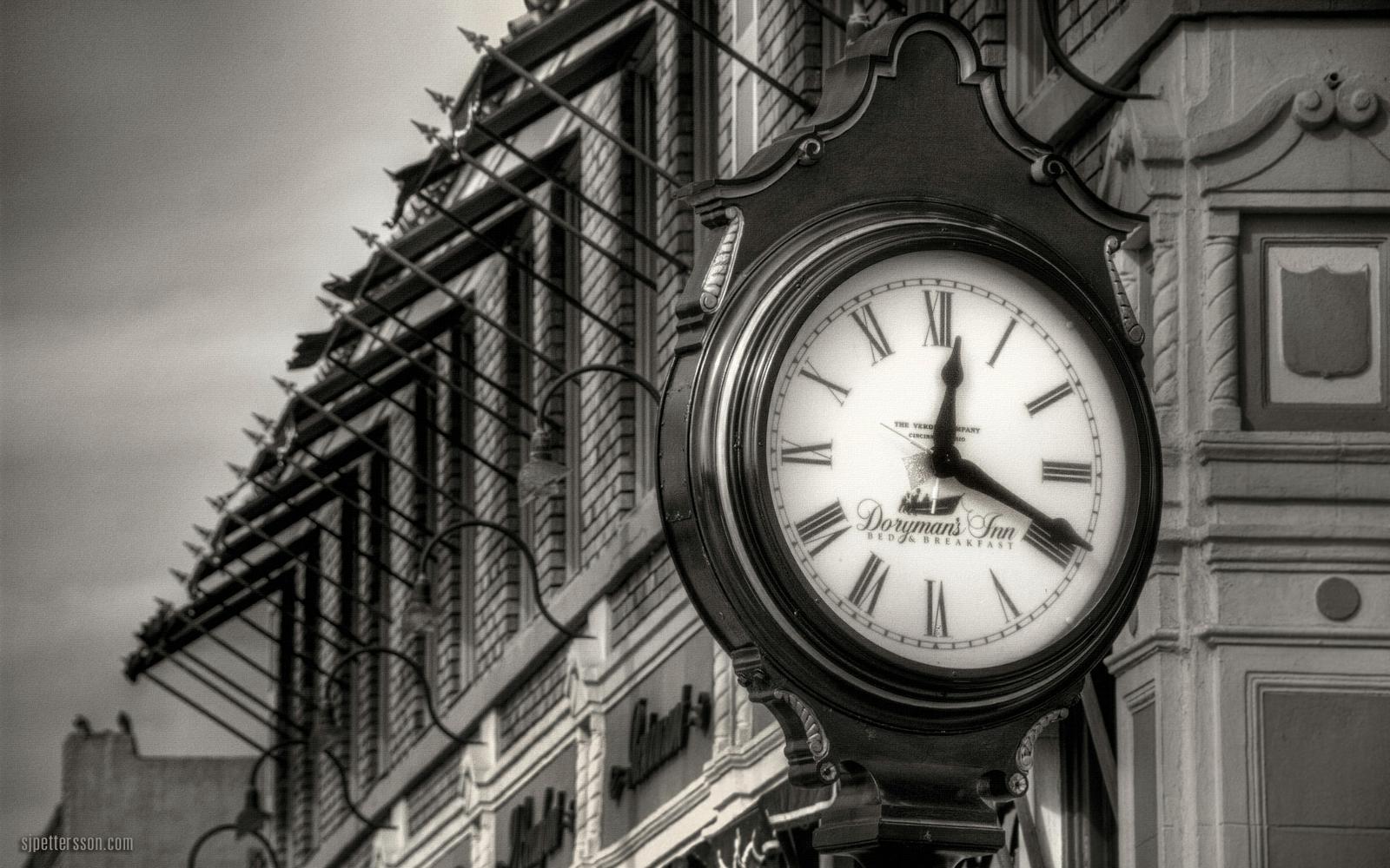 1600x1000 Vintage Street Clock Wallpaper