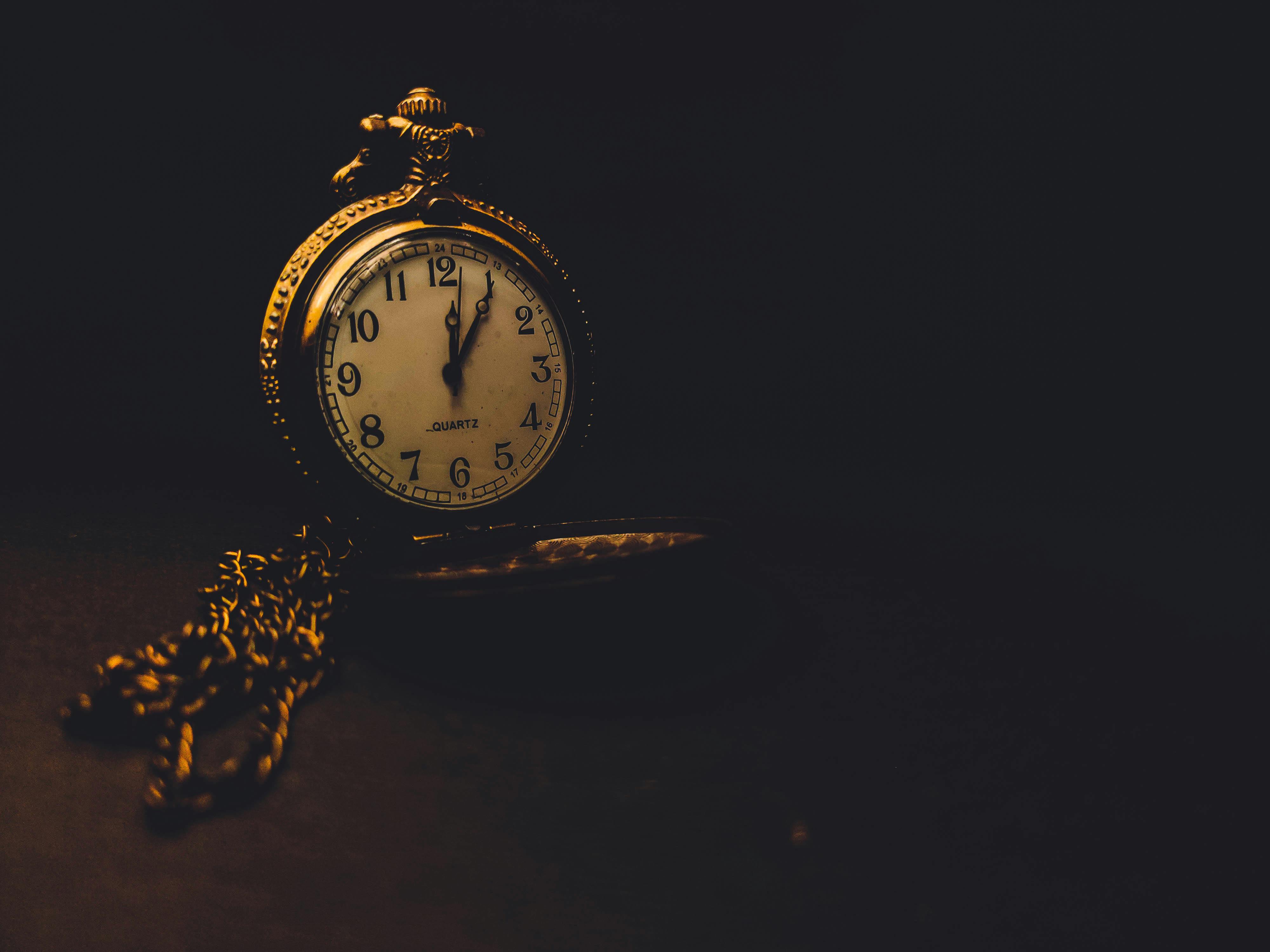 4000x3000 Stylish old fashioned clock on dark background · Free