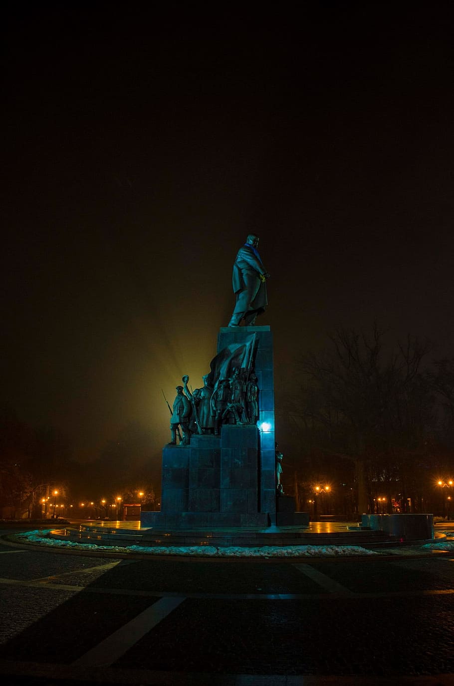 910x1374 monument, fog, rays, drizzle, ukraine, taras, kharkov, silhouette