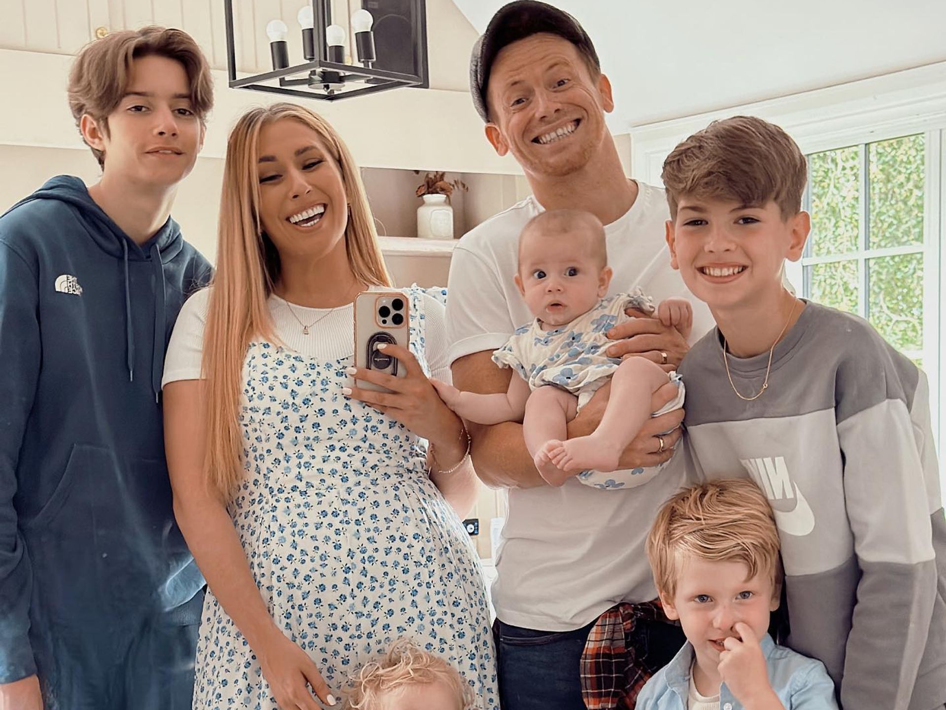 1920x1440 Stacey Solomon's Shock All Black Kitchen And After Photo. HELLO!