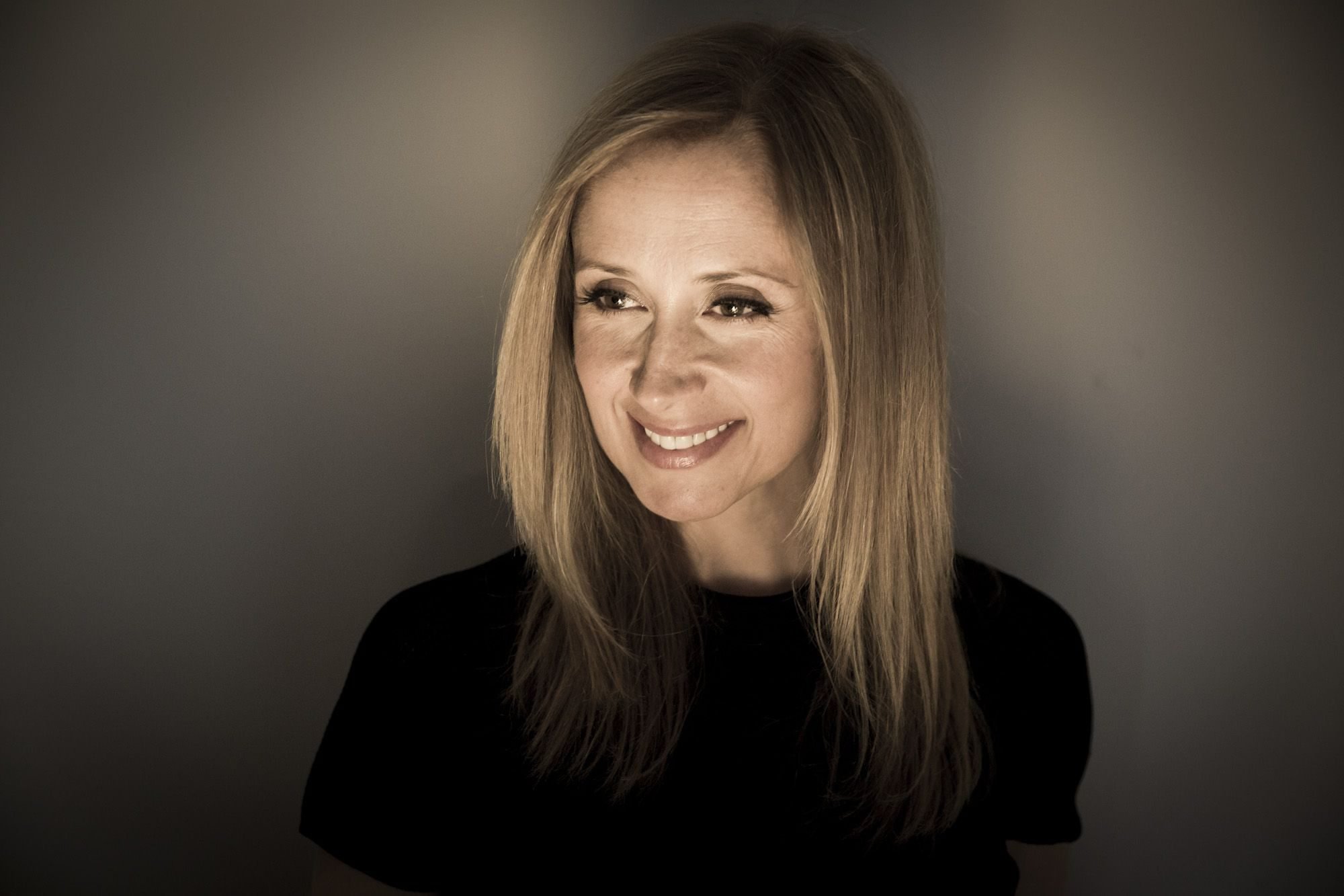 2000x1333 Lara Fabian Serene Portrait Desktop Wallpaper