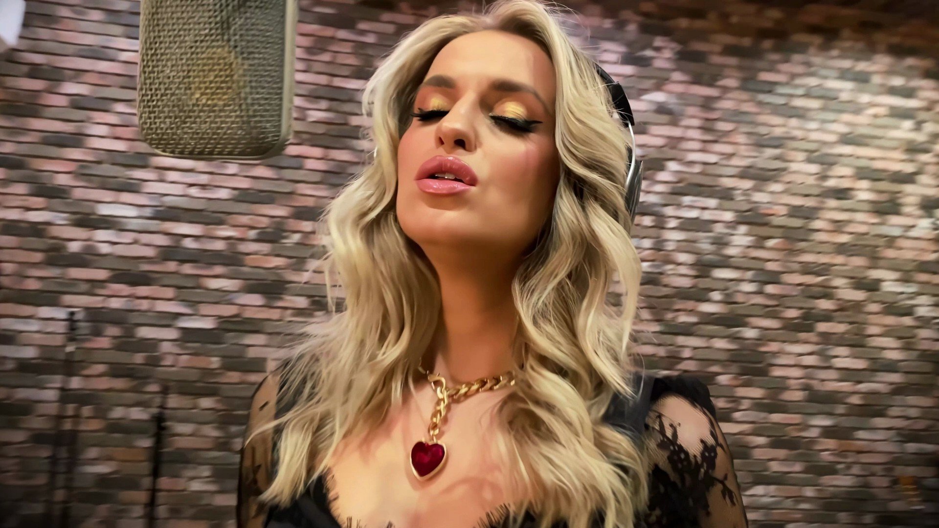 1920x1080 Lara Fabian Gun (Gabriela Gunčíková)