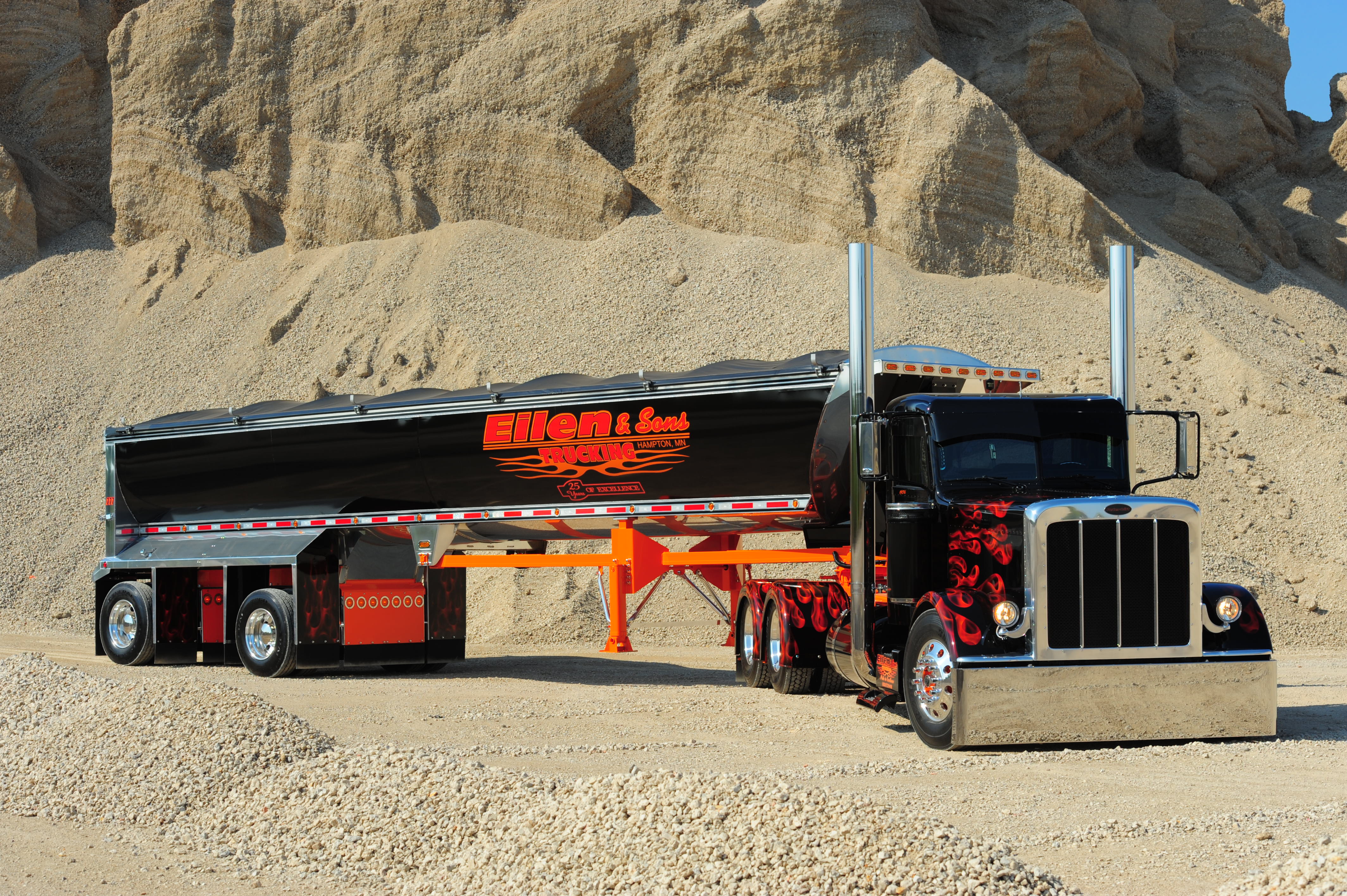 4256x2832 Peterbilt Powerhouse: 4K Ultra HD Truck Wallpaper
