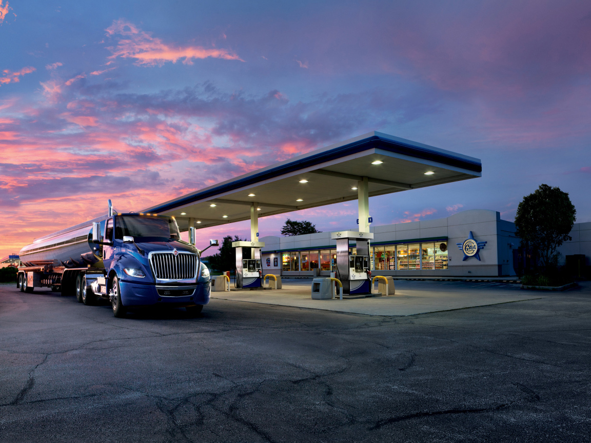 1152x864 Big blue truck at the gas station Desktop wallpaper 1152x864