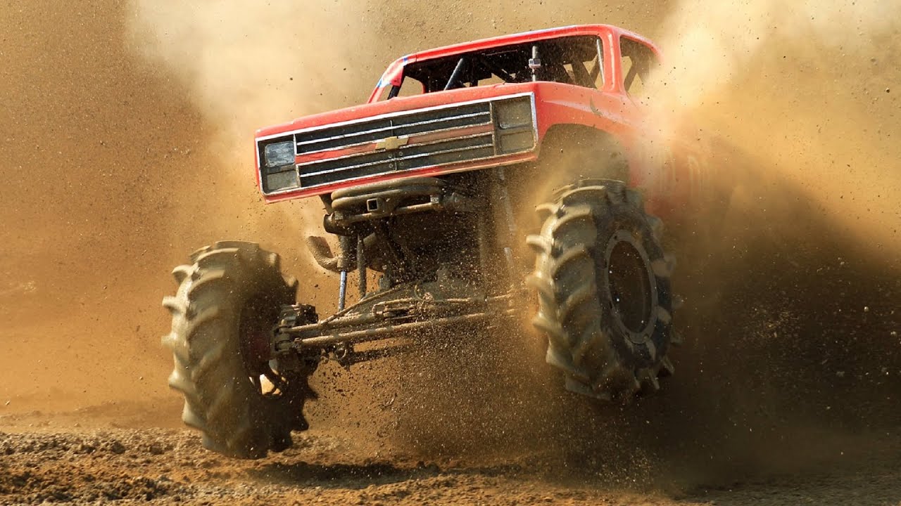 1280x720 Muddy Trucks Wallpaper