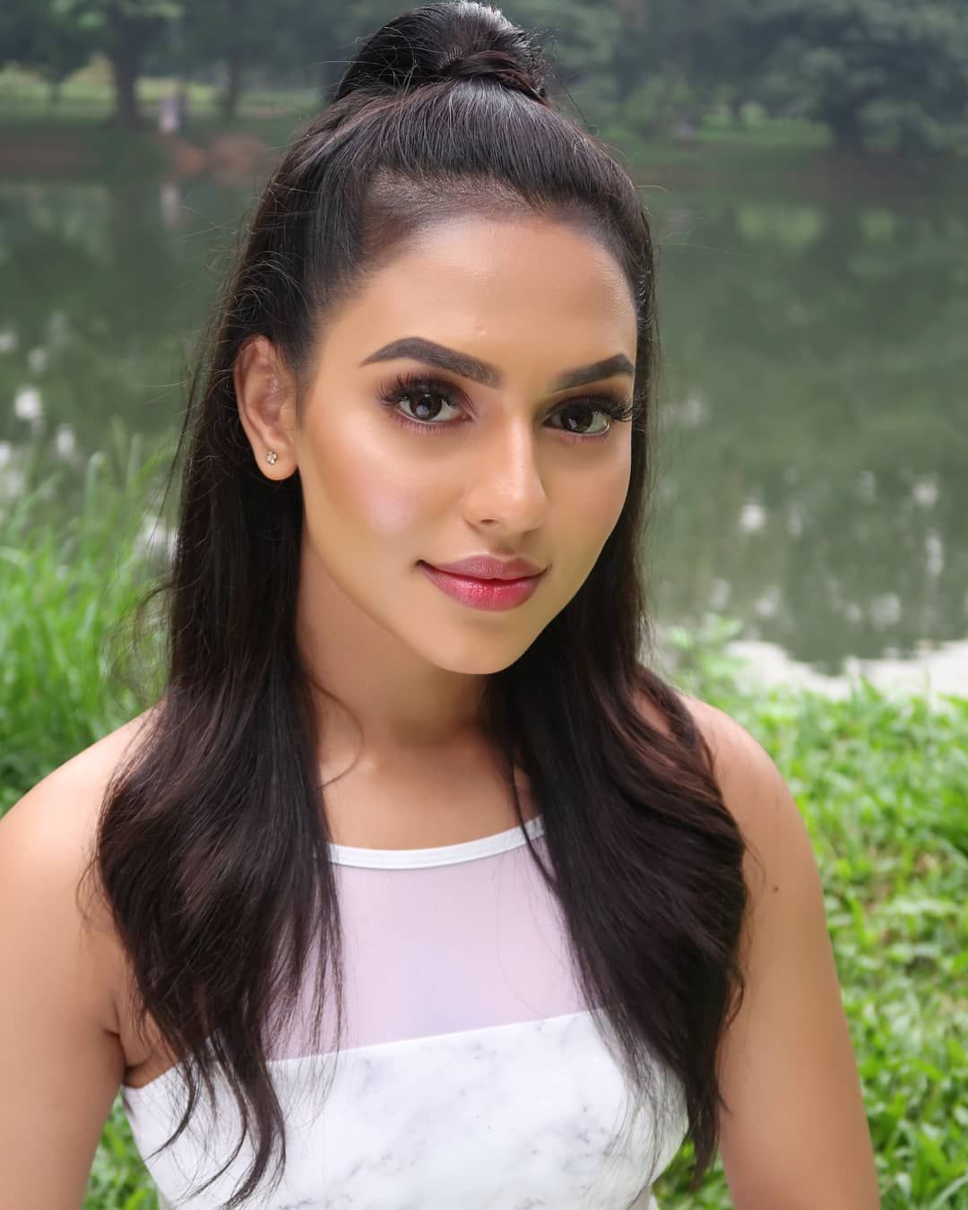 1080x1350 Nusrat Faria Wallpaper
