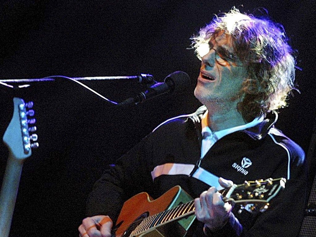 1024x768 Luis Alberto Spinetta: Songwriter and guitarist