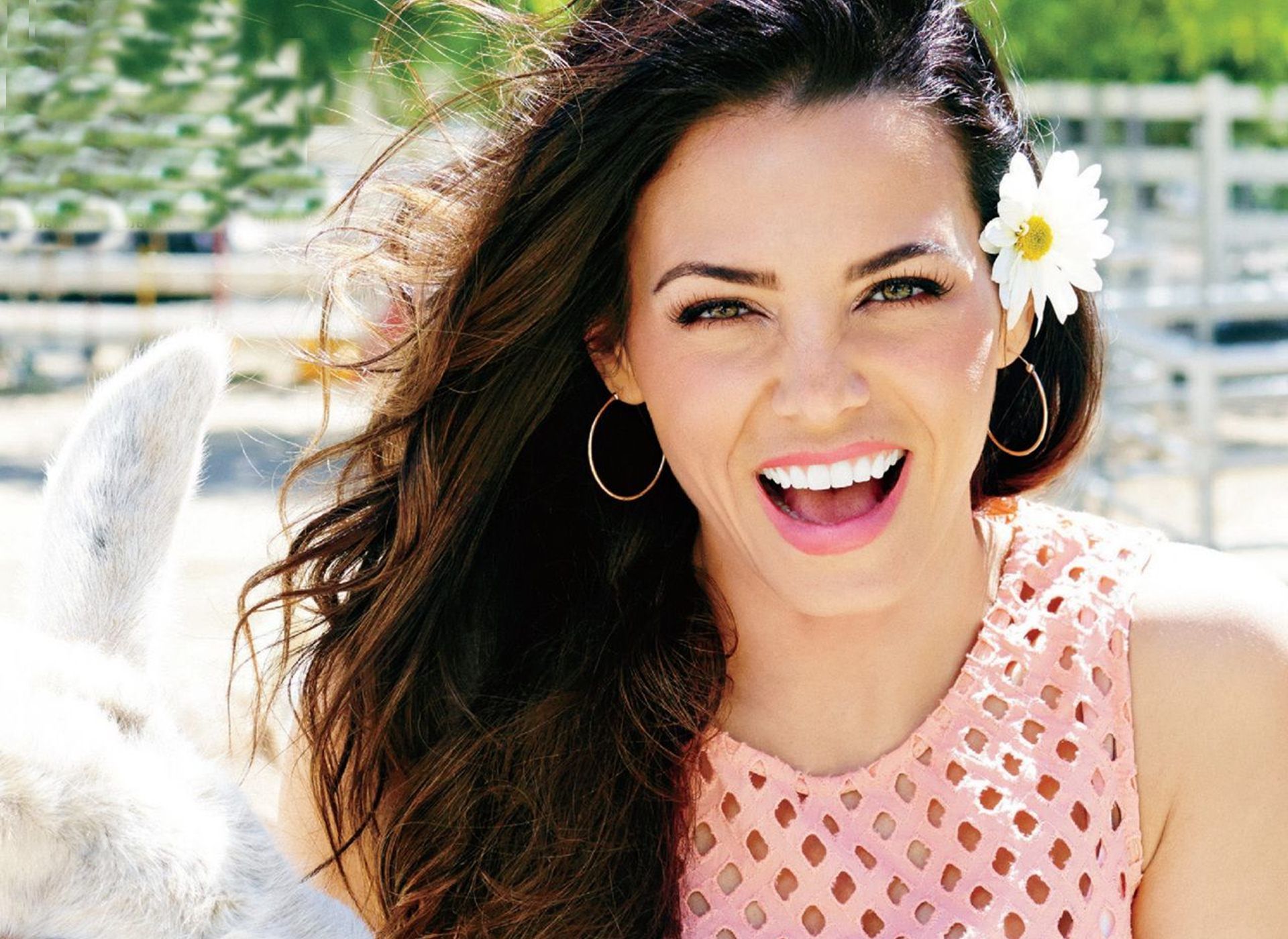 1920x1400 Jenna Dewan's Radiant Smile: American Actress with Stunning Green Eyes