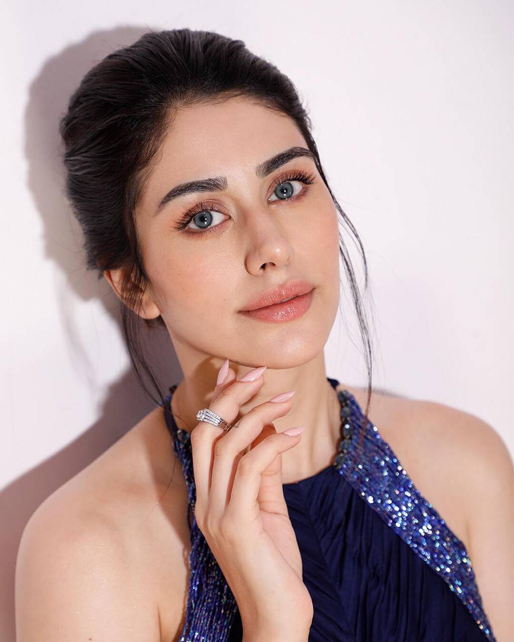 1024x1280 Warina Hussain wallpaper