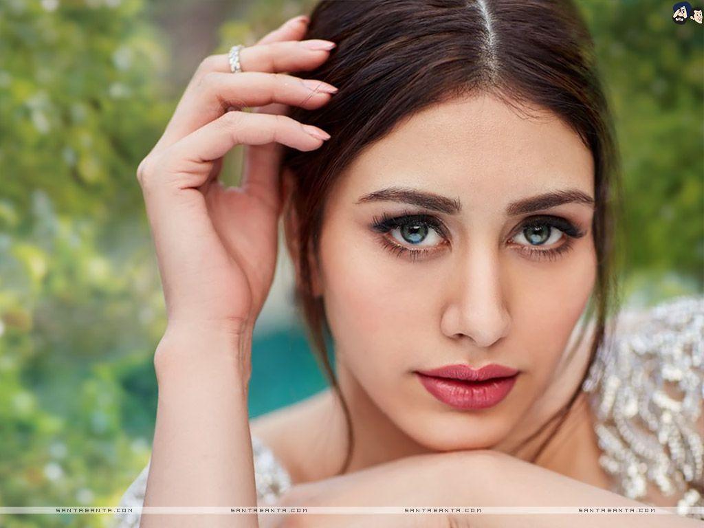 1024x768 Hot Bollywood Heroines & Actresses HD Wallpaper I Indian Models