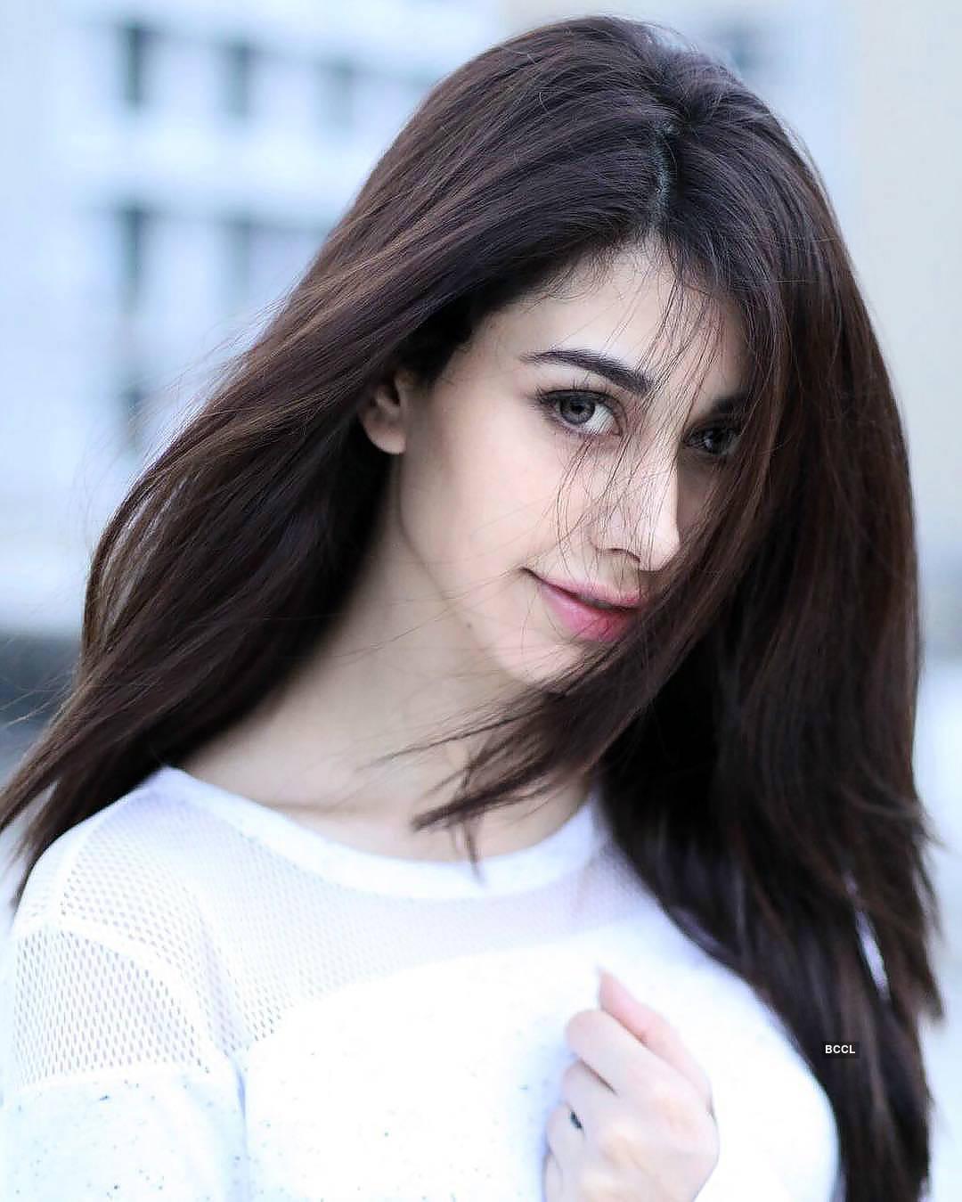 1080x1349 Warina Hussain Wallpaper