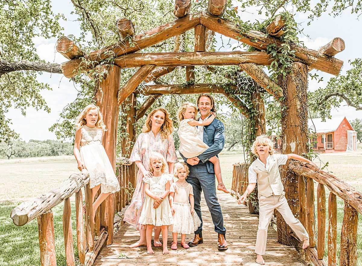 1200x884 James, Kimberly Van Der Beek's Family Photo at Texas Home With Kids