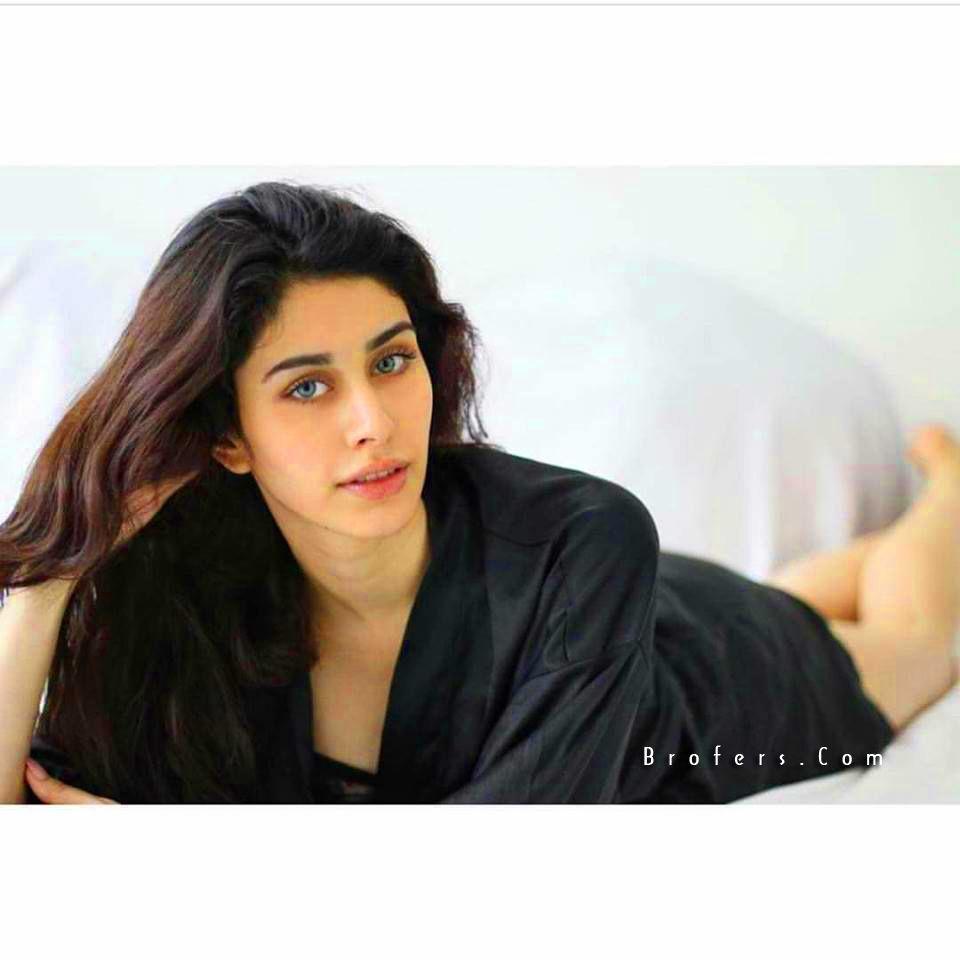 960x960 Warina Hussain New Beautiful HD Picture, Photo And Wallpaper