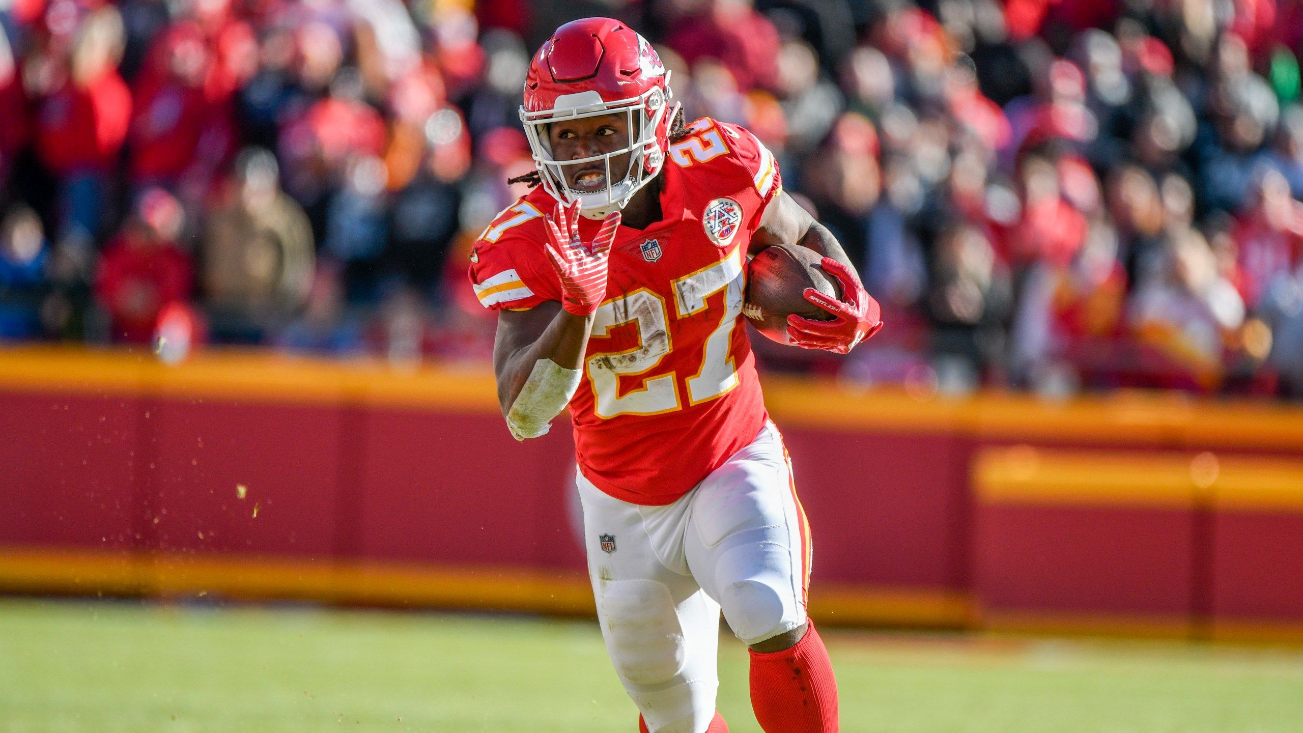 2560x1440 Chiefs visiting with RB Kareem Hunt after Pacheco injury