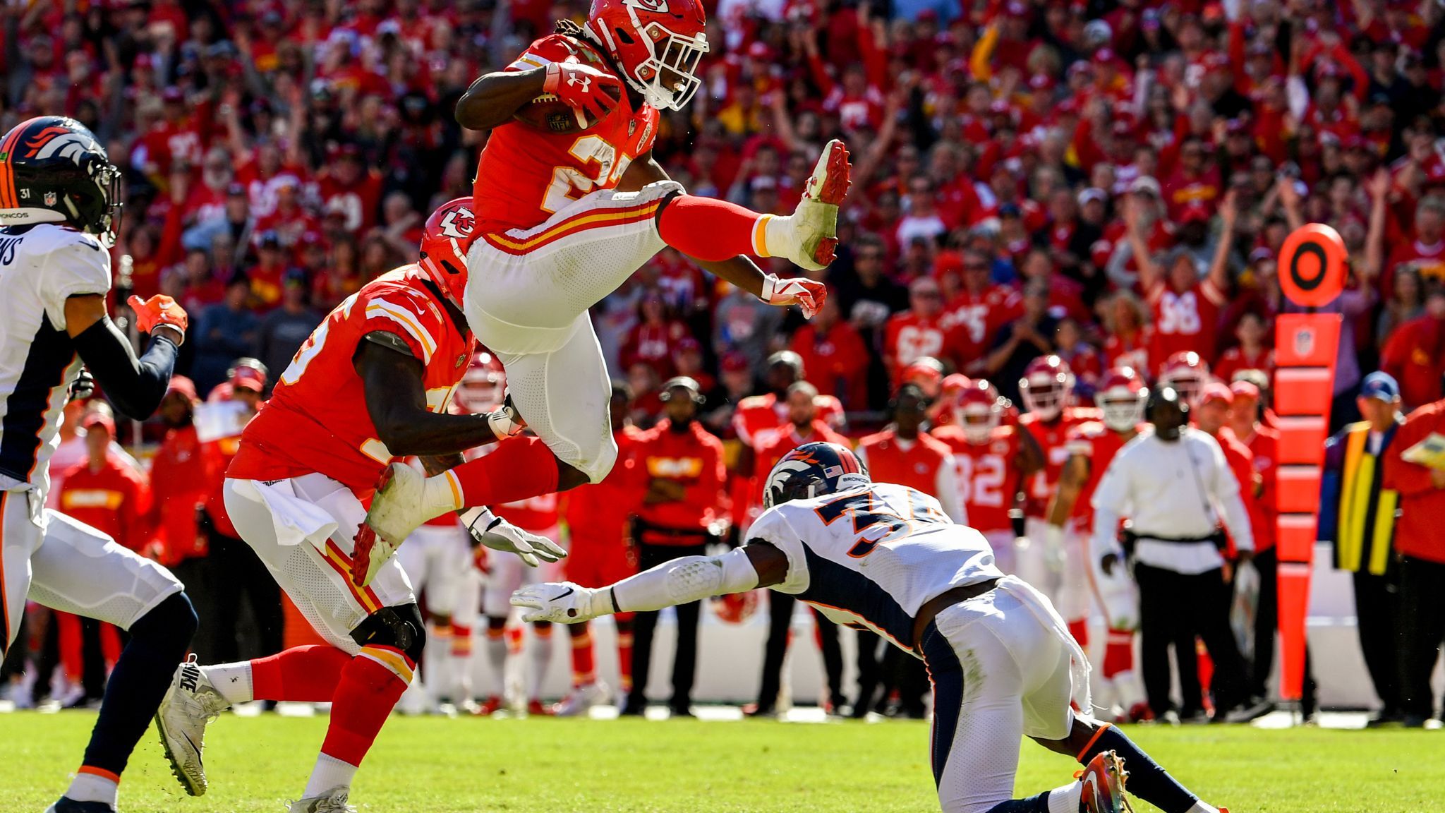 2048x1152 WATCH: Kareem Hunt hurdles for Kansas City Chiefs touchdown