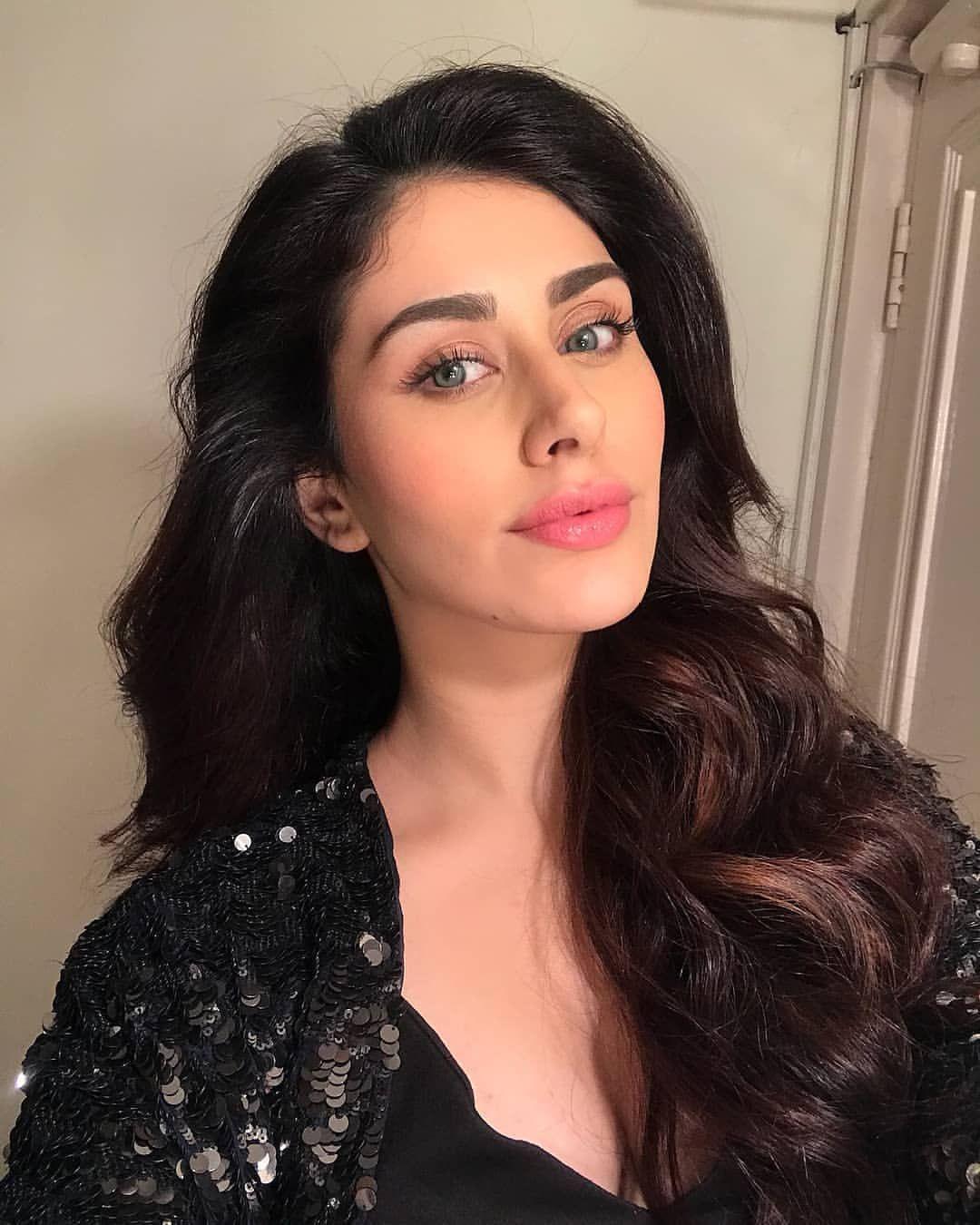 1080x1350 Warina Hussain Wallpaper