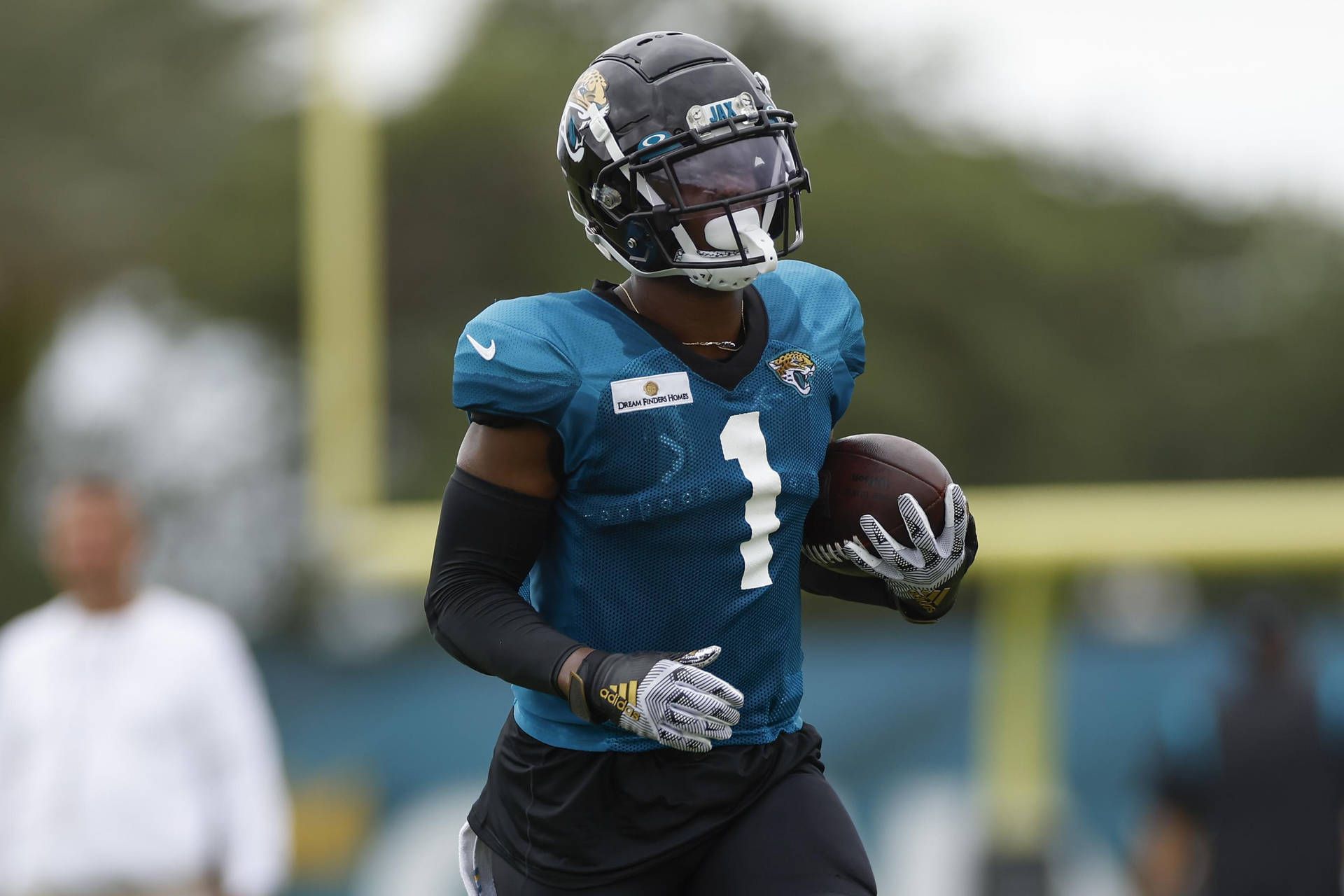 1920x1280 Download Jacksonville Jaguars Travis Etienne In Field Wallpaper
