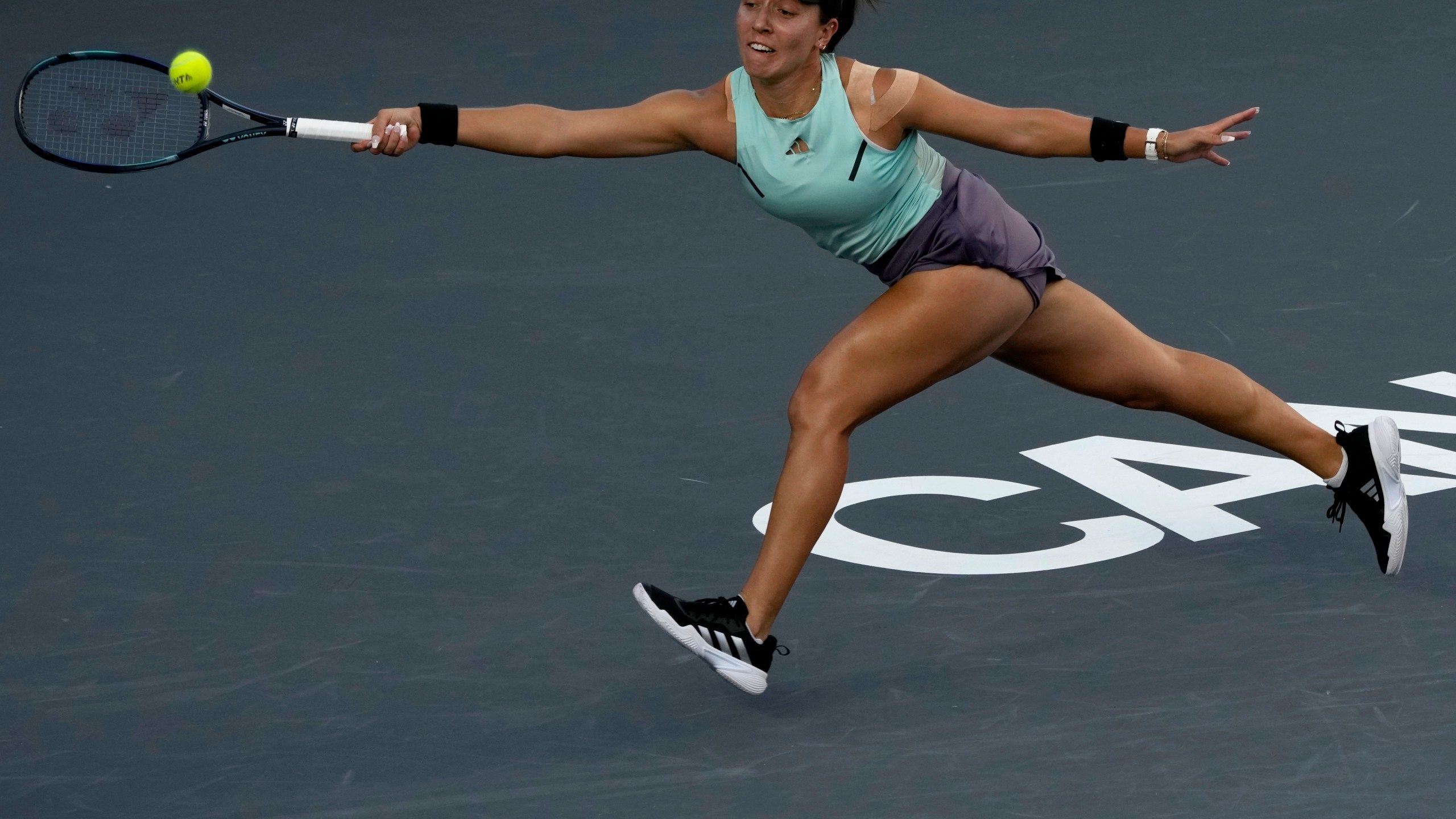 2560x1440 Iga Swiatek will finish the year at No. 1 after beating Jessica Pegula to win the WTA Finals