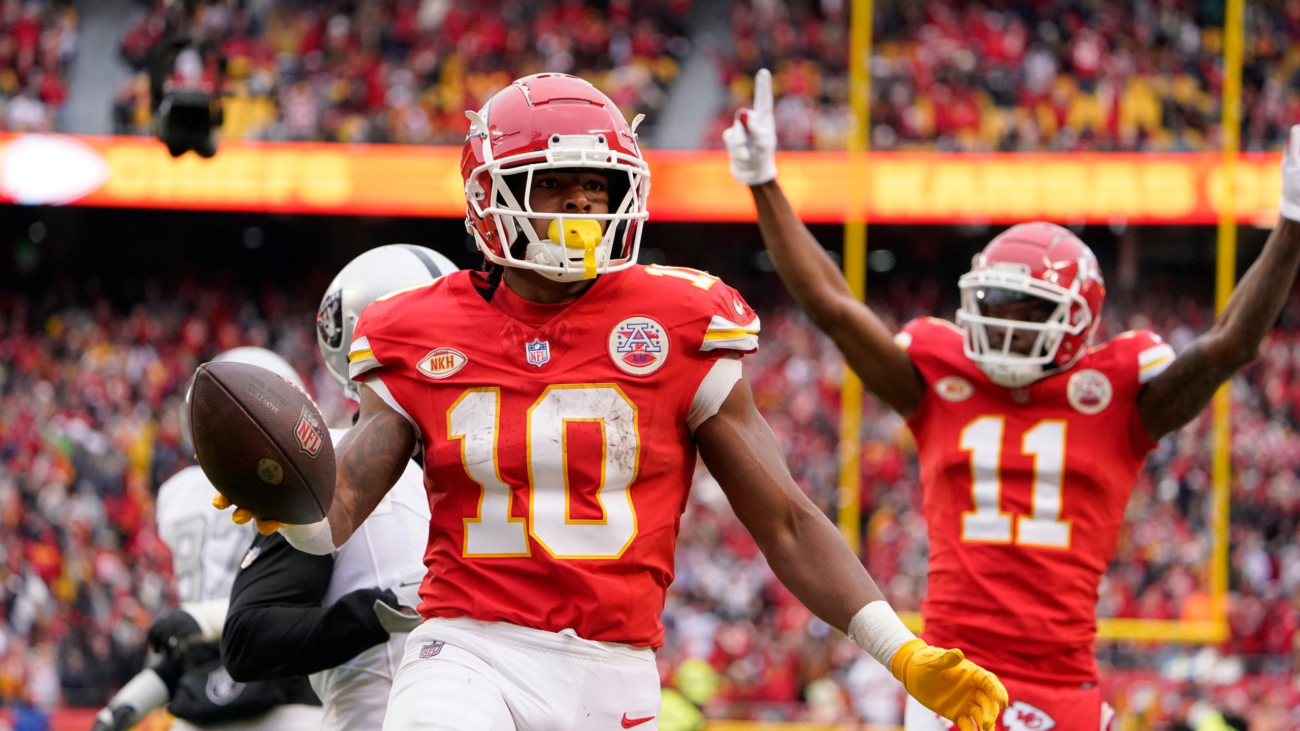 2560x1440 Chiefs' Isiah Pacheco clears concussion protocol; Hardman returns