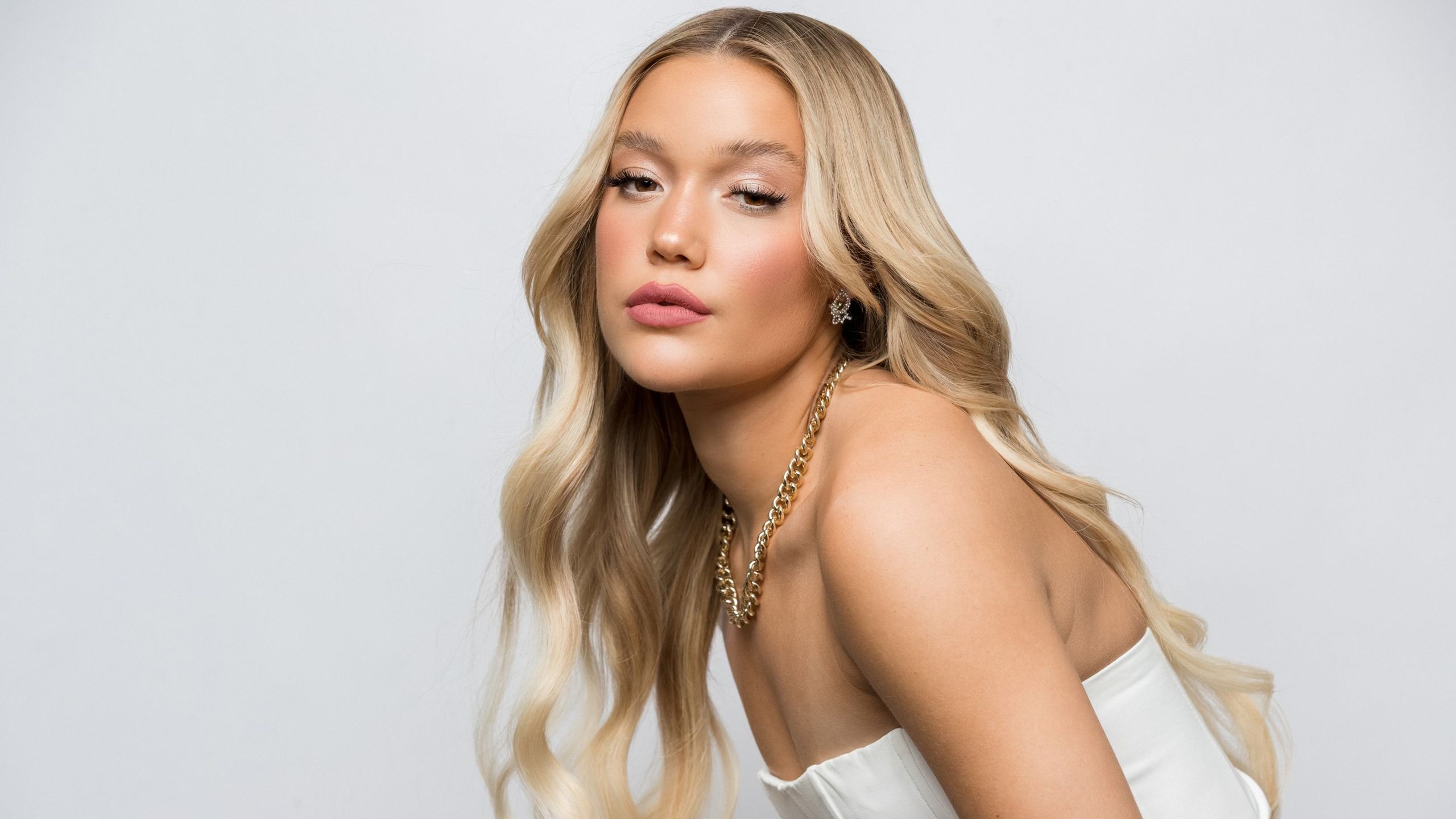 2560x1440 Olivia Ponton Identifies as Bisexual