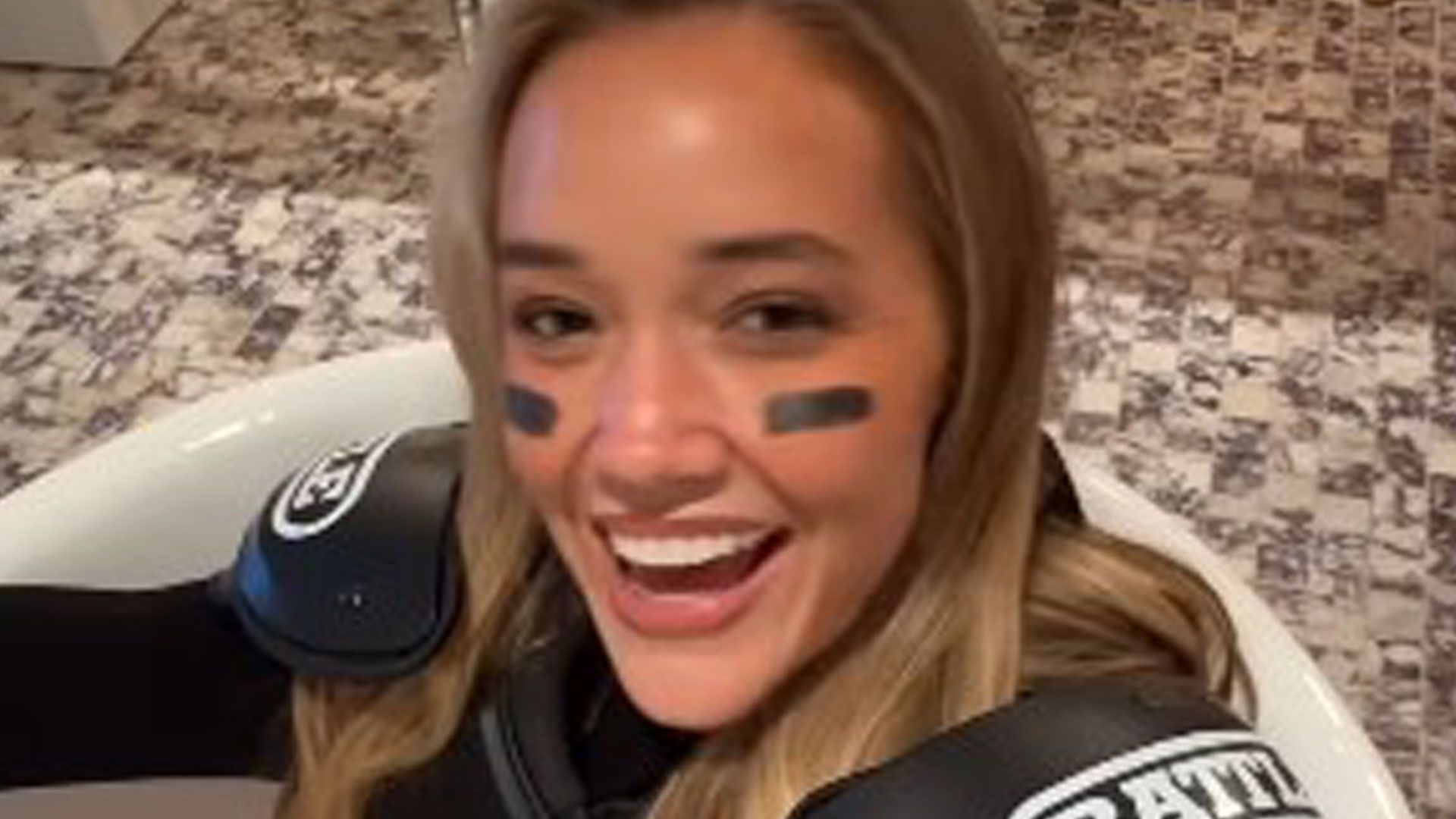 1920x1080 Sports Illustrated Model Olivia Ponton Sparks Joe Burrow Dating Rumors With Racy NFL Themed Selfies From Bath