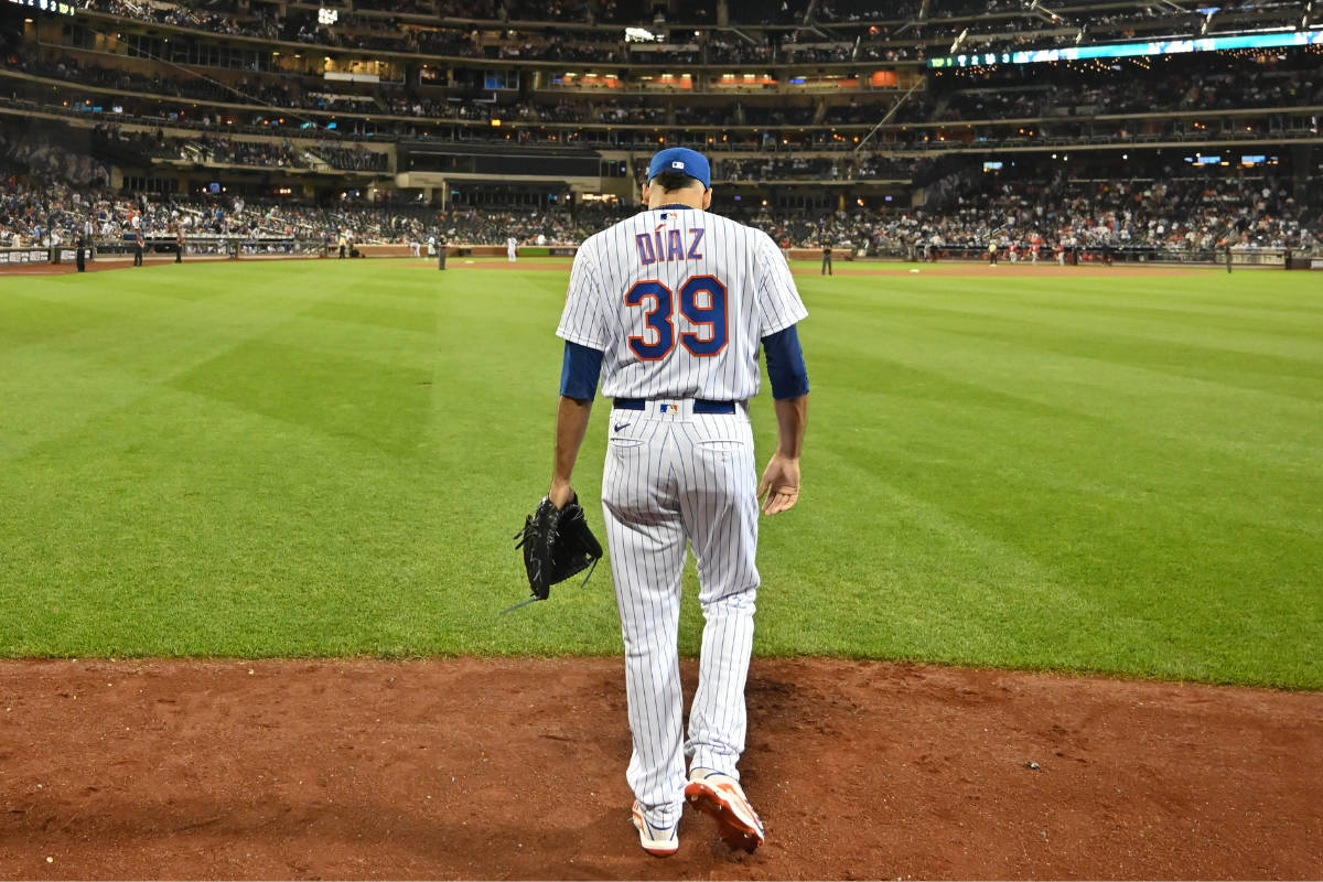 1200x800 Download Edwin Diaz On Baseball Field Wallpaper