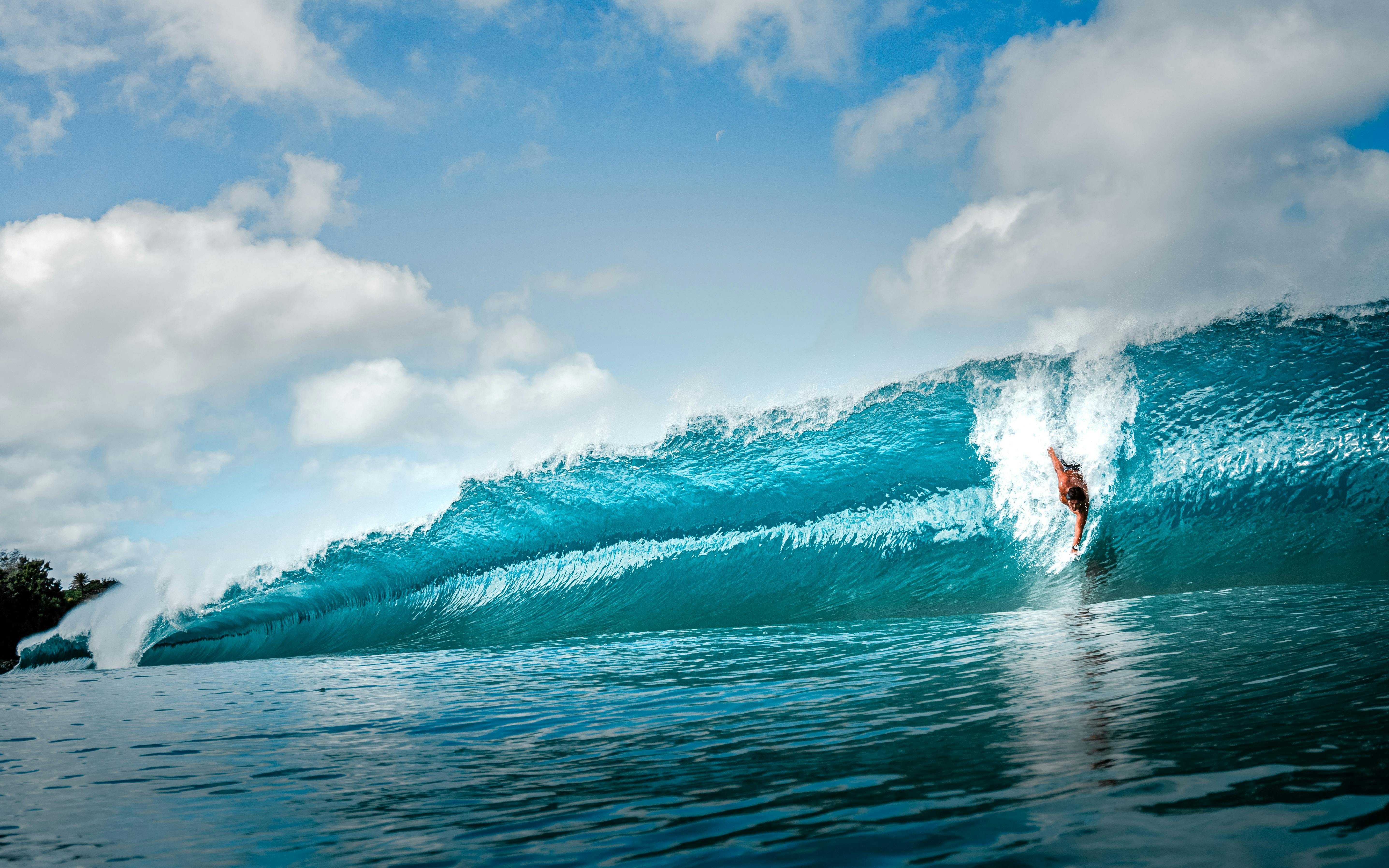 5747x3592 Man Surfing on Wave on Sea Coast · Free