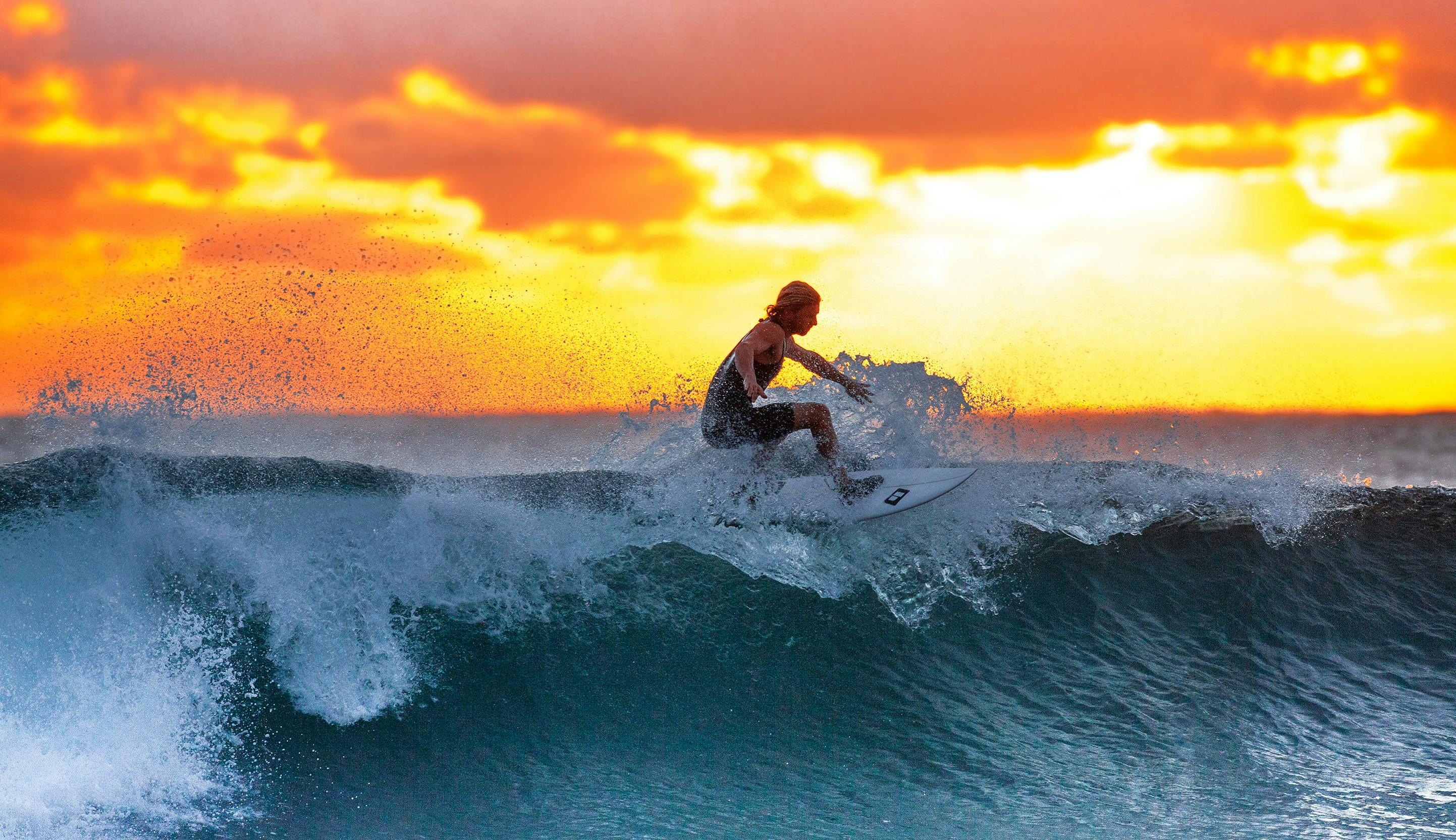 2885x1664 Man Surfing on Waves · Free