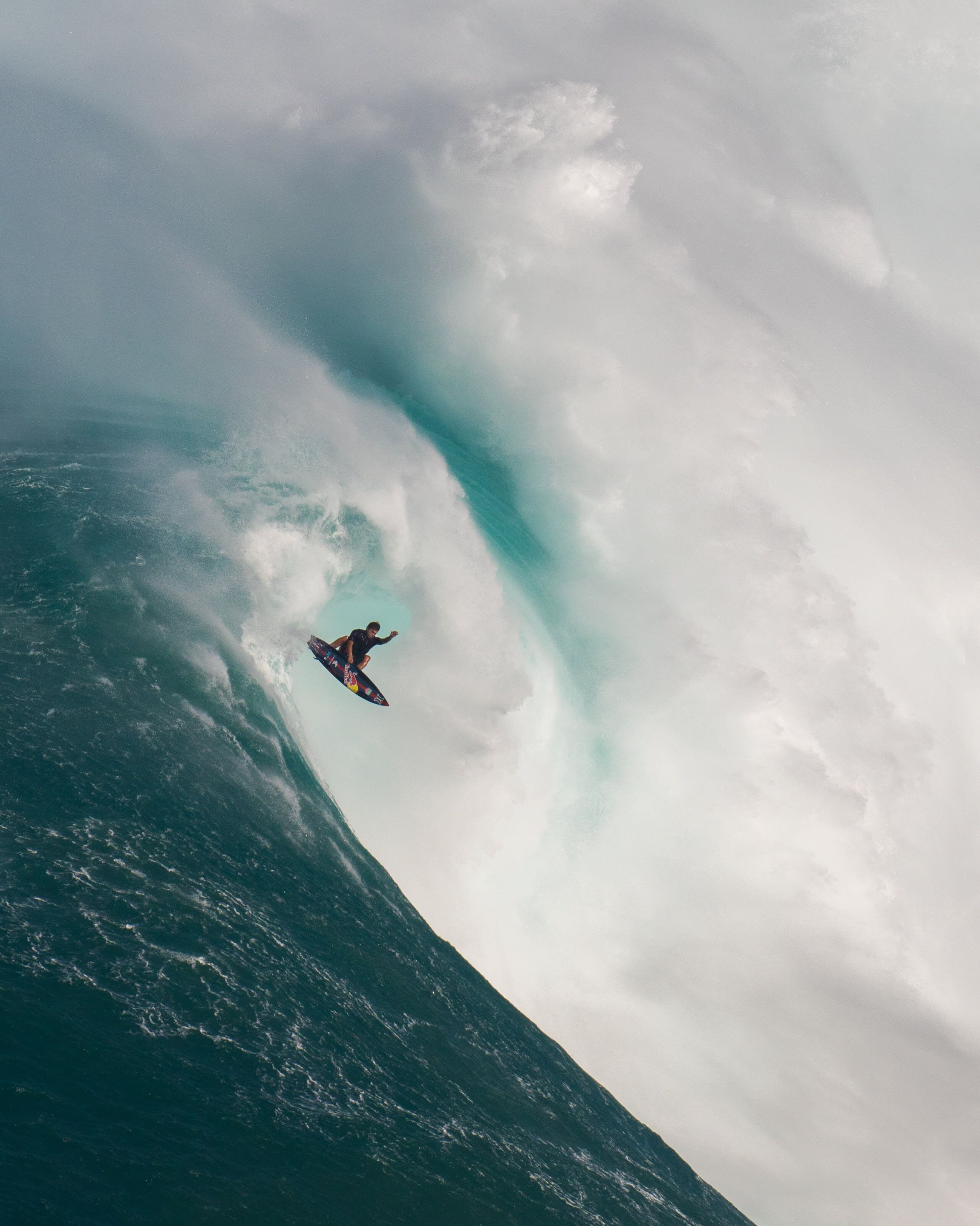 2560x3200 History of big wave surfing: From the roots to today