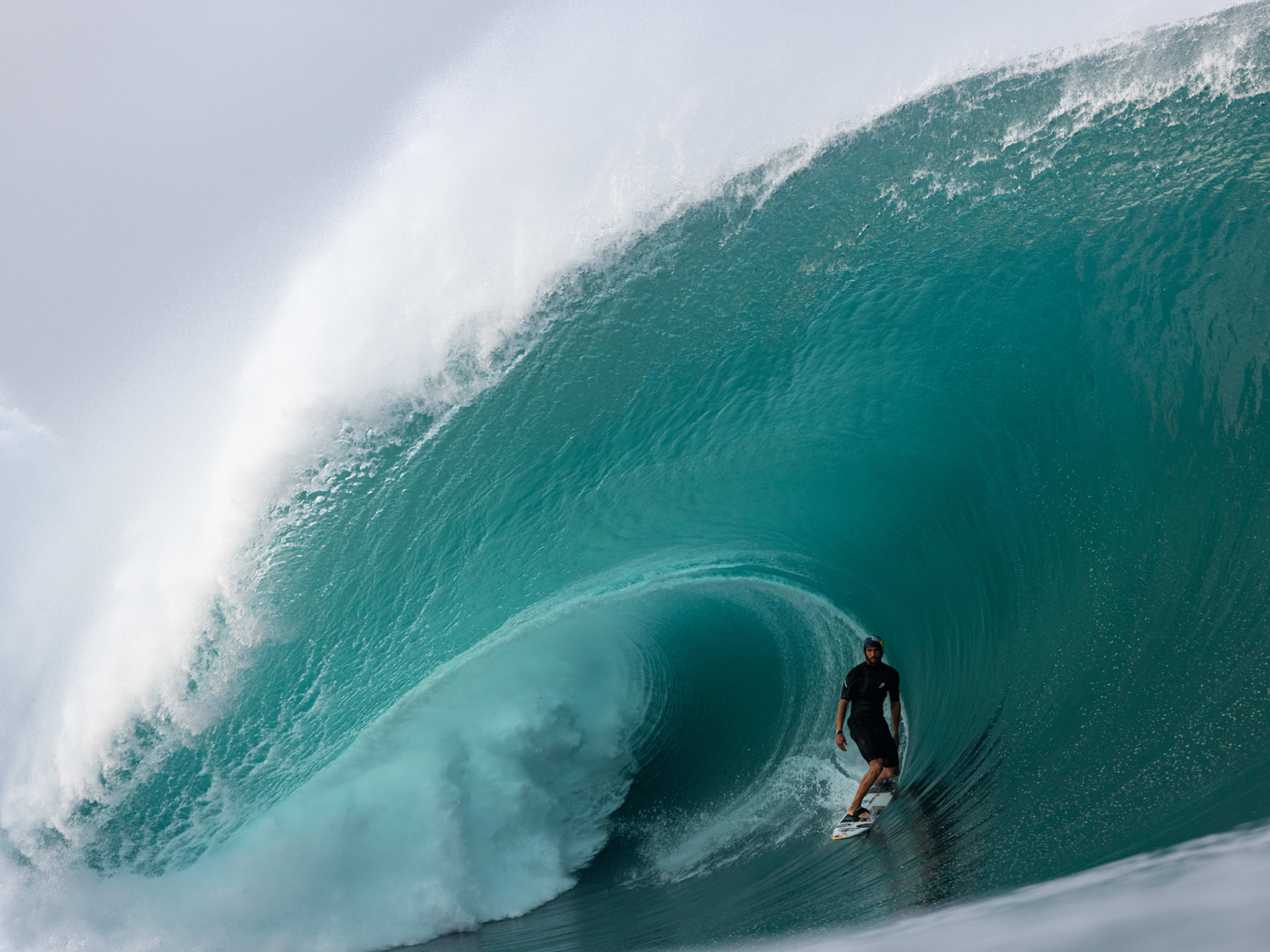3840x2880 Teahupo'o's Epic Swell Captured on Camera
