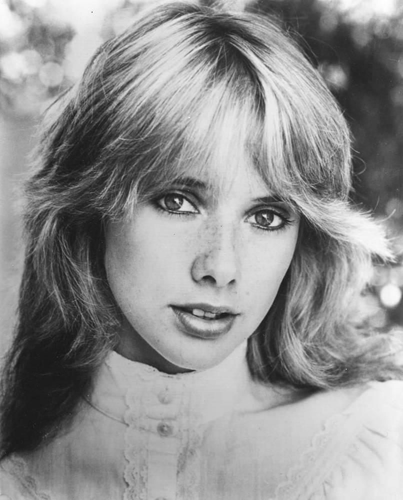 806x1000 Download Young Rosanna Arquette Close Up Angle Shot Wallpaper