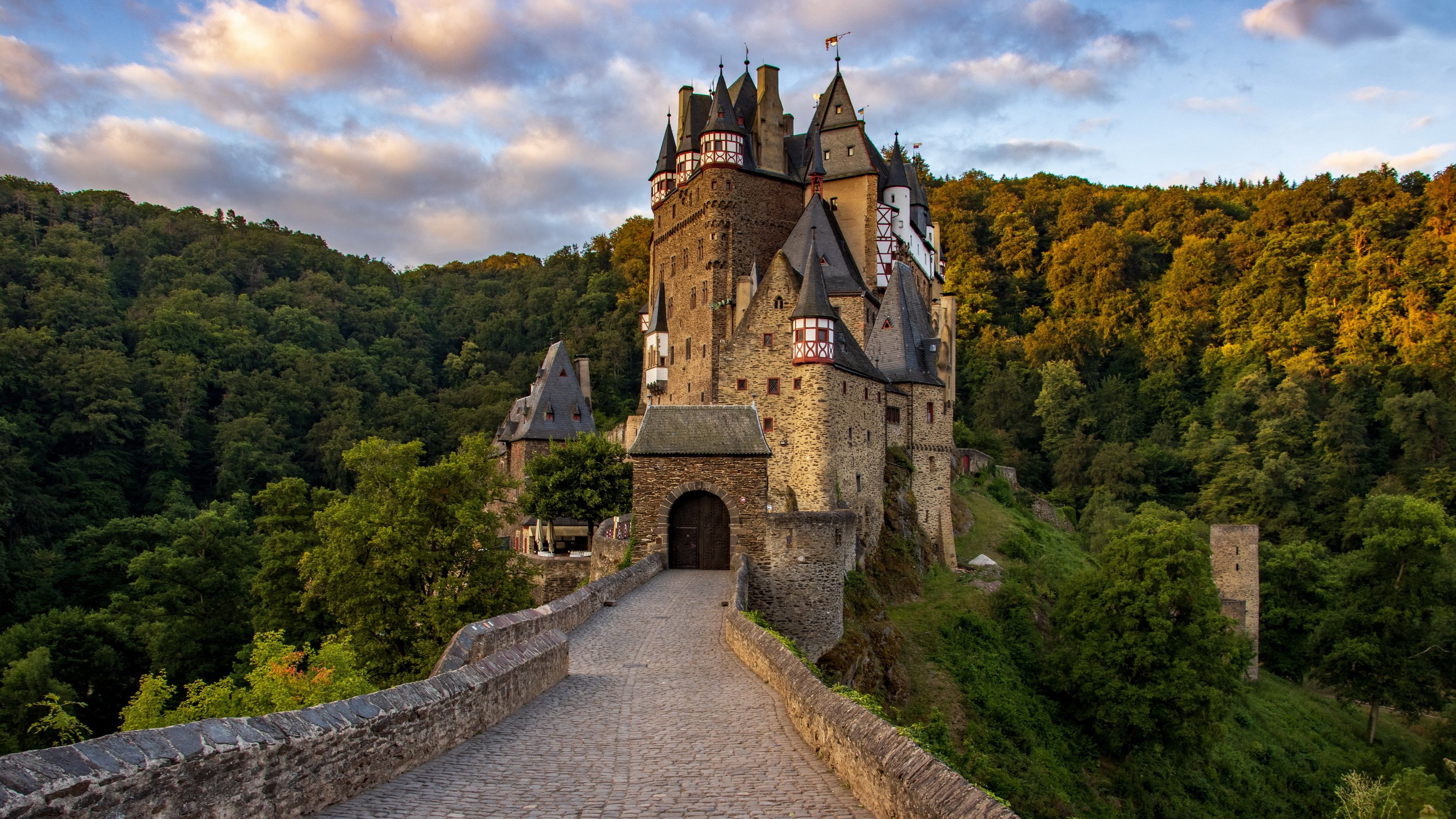3840x2160 Eltz Castle: Stunning 4K Ultra HD Medieval Masterpiece Amidst Lush Forestsx2160
