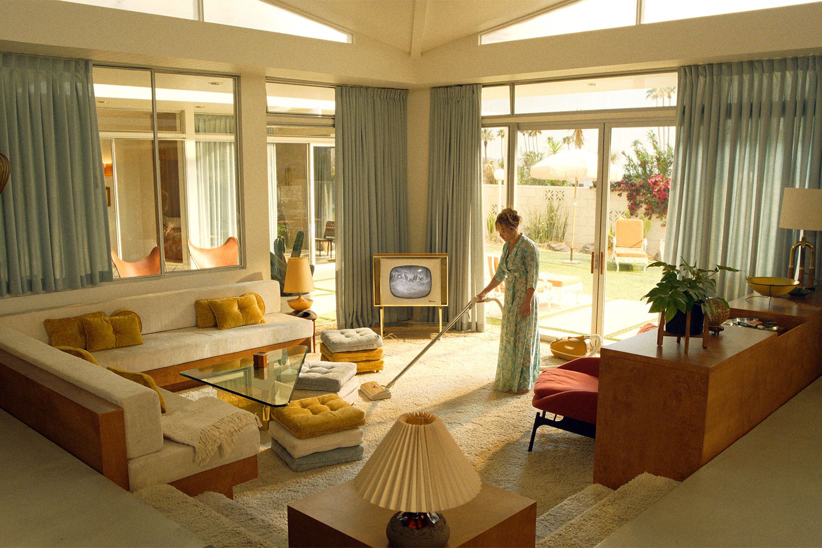 1620x1080 Olivia Wilde's Film Don't Worry Darling Isn't Making Headlines For Its Decor, But It Should