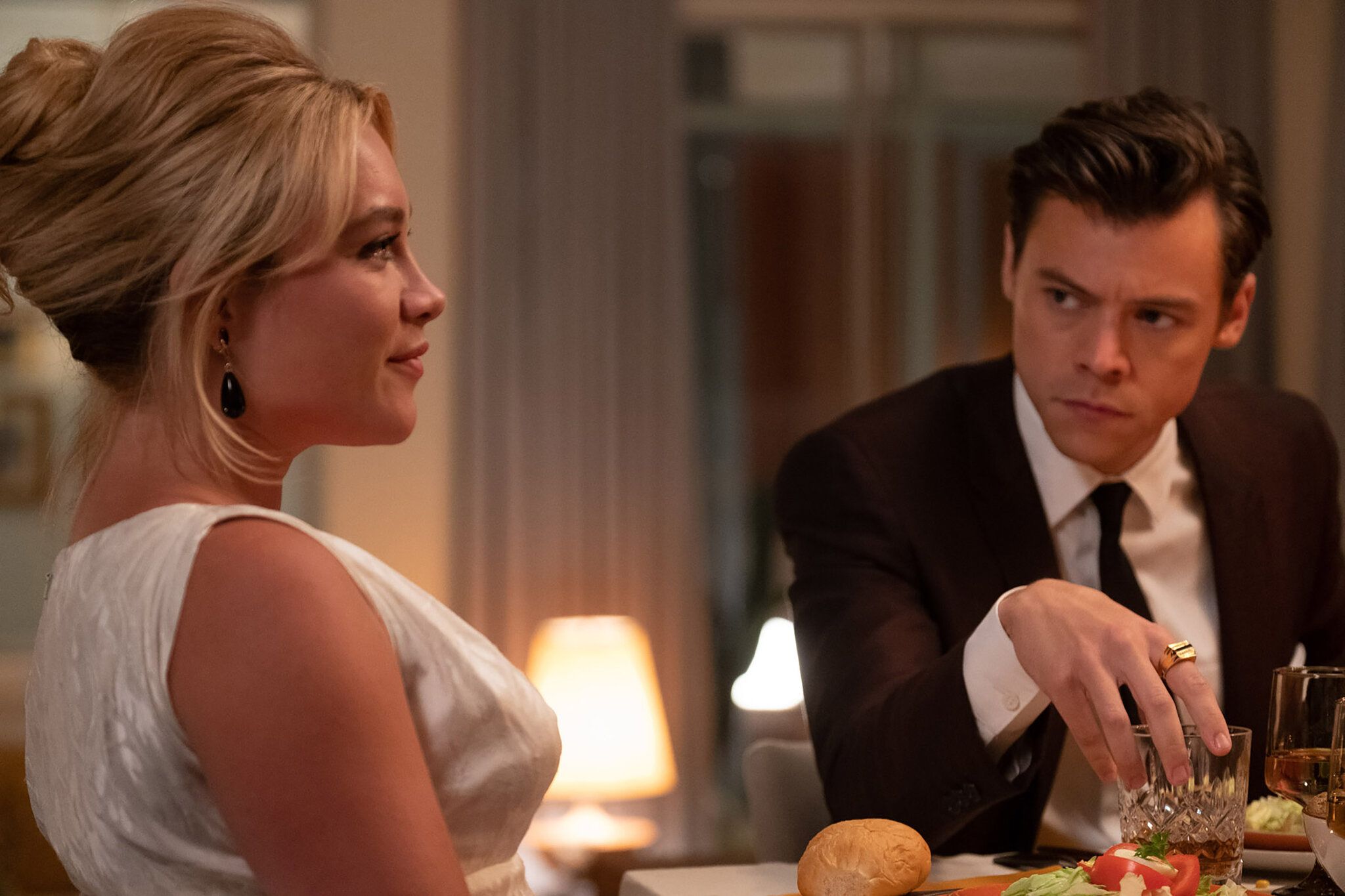 2048x1365 Don't Worry Darling' Review: Burning Down the Dollhouse