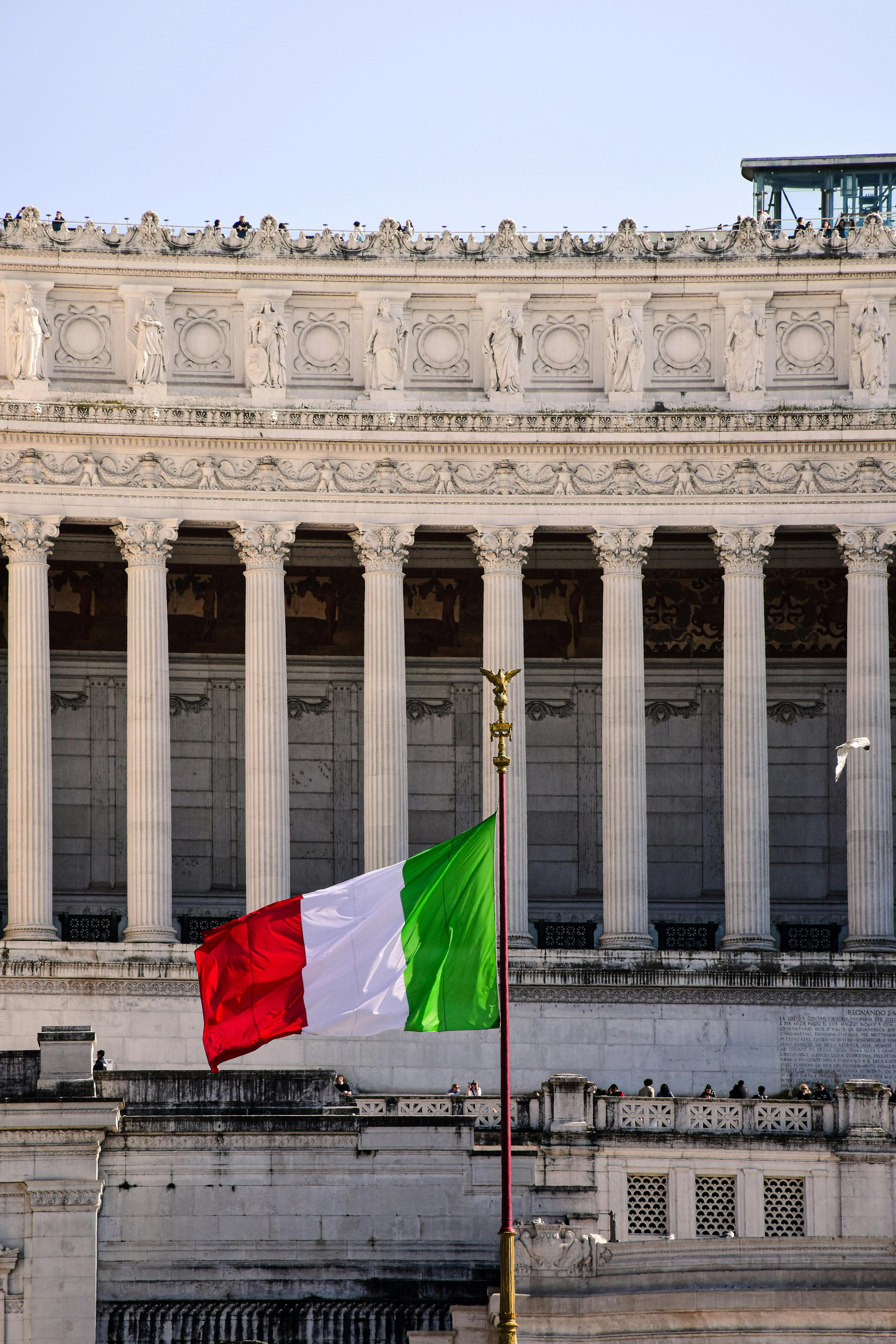 4000x6000 Italian Flag and a Colonnade in the Background · Free