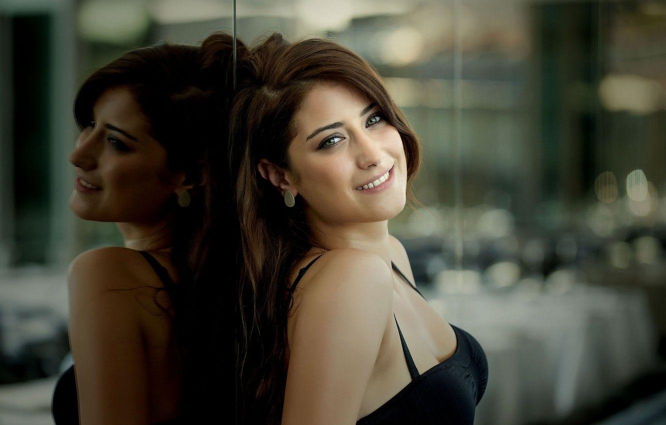 1332x850 Wallpaper look, girl, smile, Hazal Kaya image for desktop